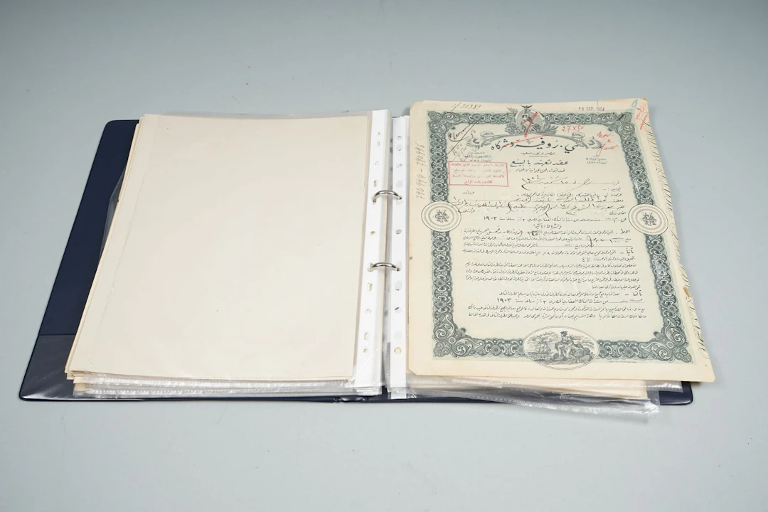 Kansio vanhoja osakekirjoja 1800-1900-luvut