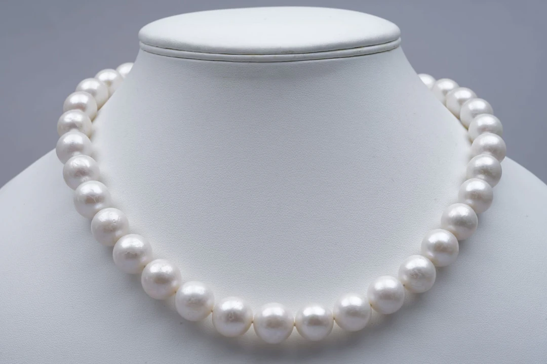 (3847) NECKLACE 34 South sea PEARLS ( 11,5 to 13 mm ) - CLASP SILVER
