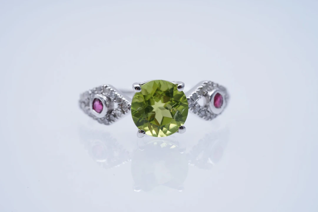 RING white GOLD 375 / 1000 PERIDOTS RUBIES ( 1,58 ) DIAMONDS ( 0,20 ), 10696