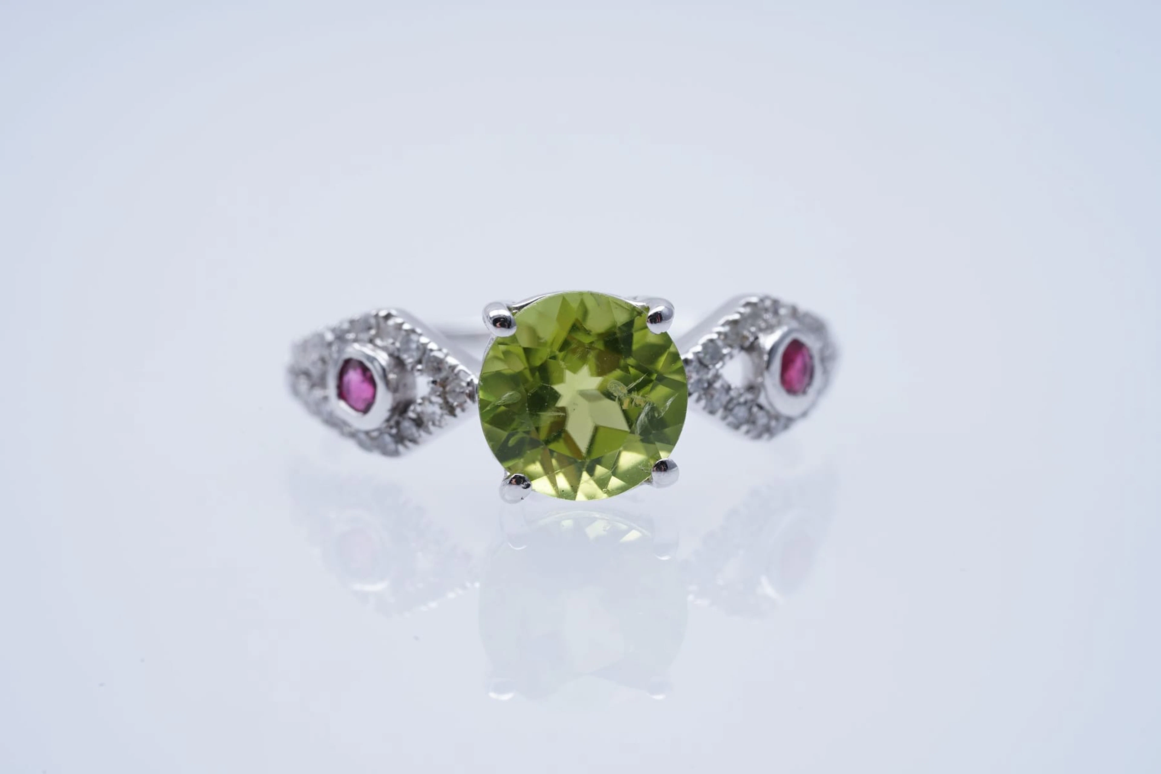 RING white GOLD 375 / 1000 PERIDOTS RUBIES ( 1,58 ) DIAMONDS ( 0,20 ), 10696
