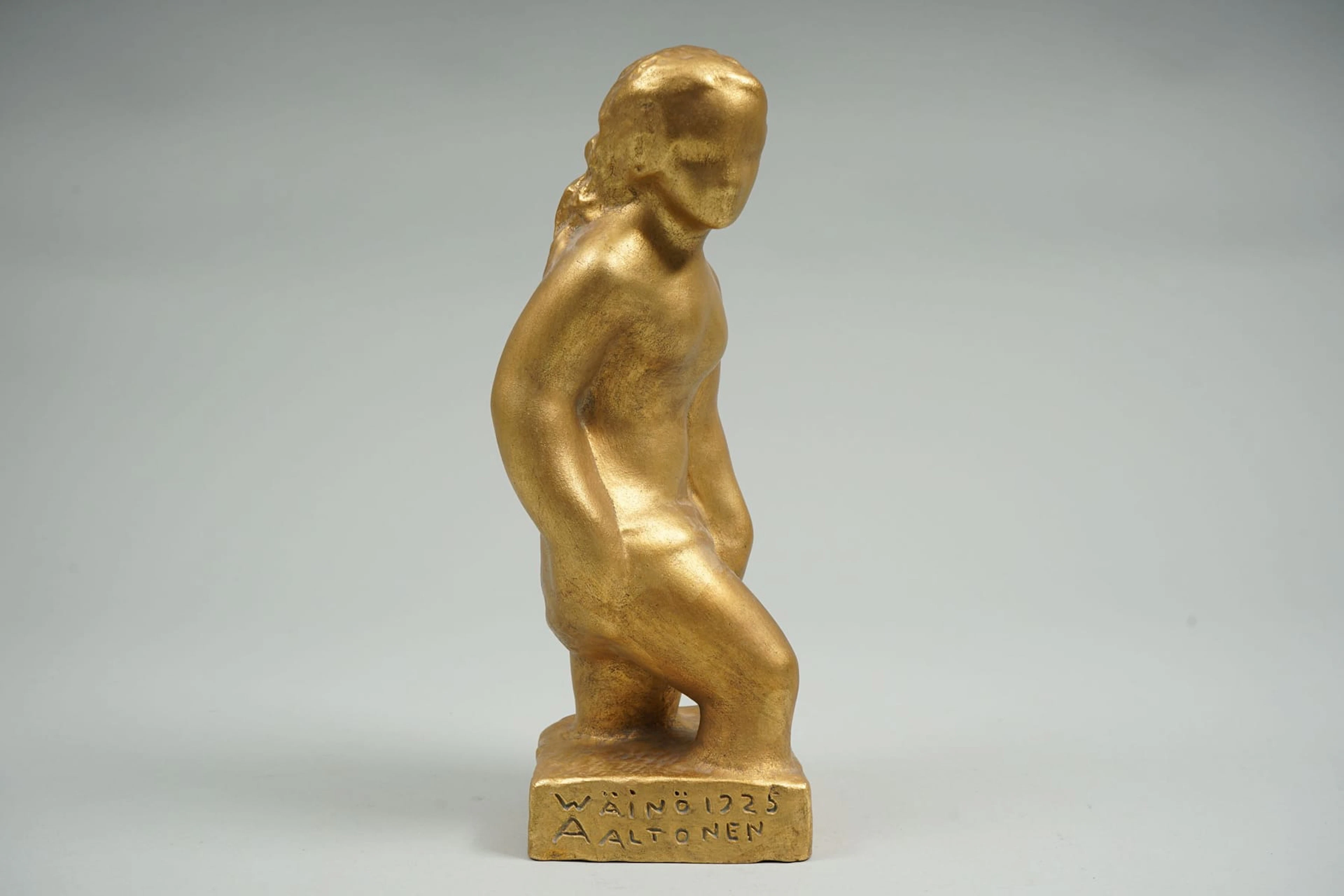 * WÄINÖ AALTONEN, signeerattu 1925, kipsiveistos, "Kahlaaja"