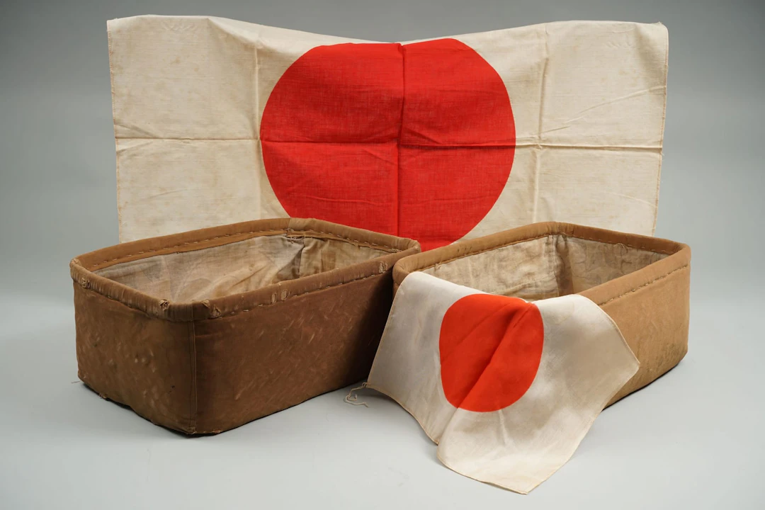 2 kpl Japanin lippuja ja niiden säilytyskori