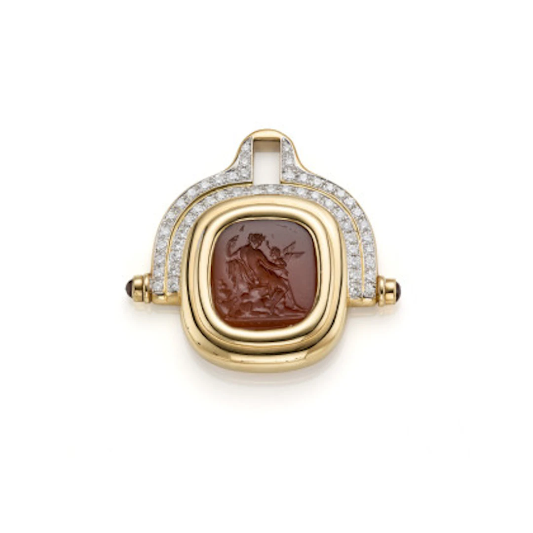 Pendente in oro giallo e diamanti per complessivi ct. 3,70 circa con