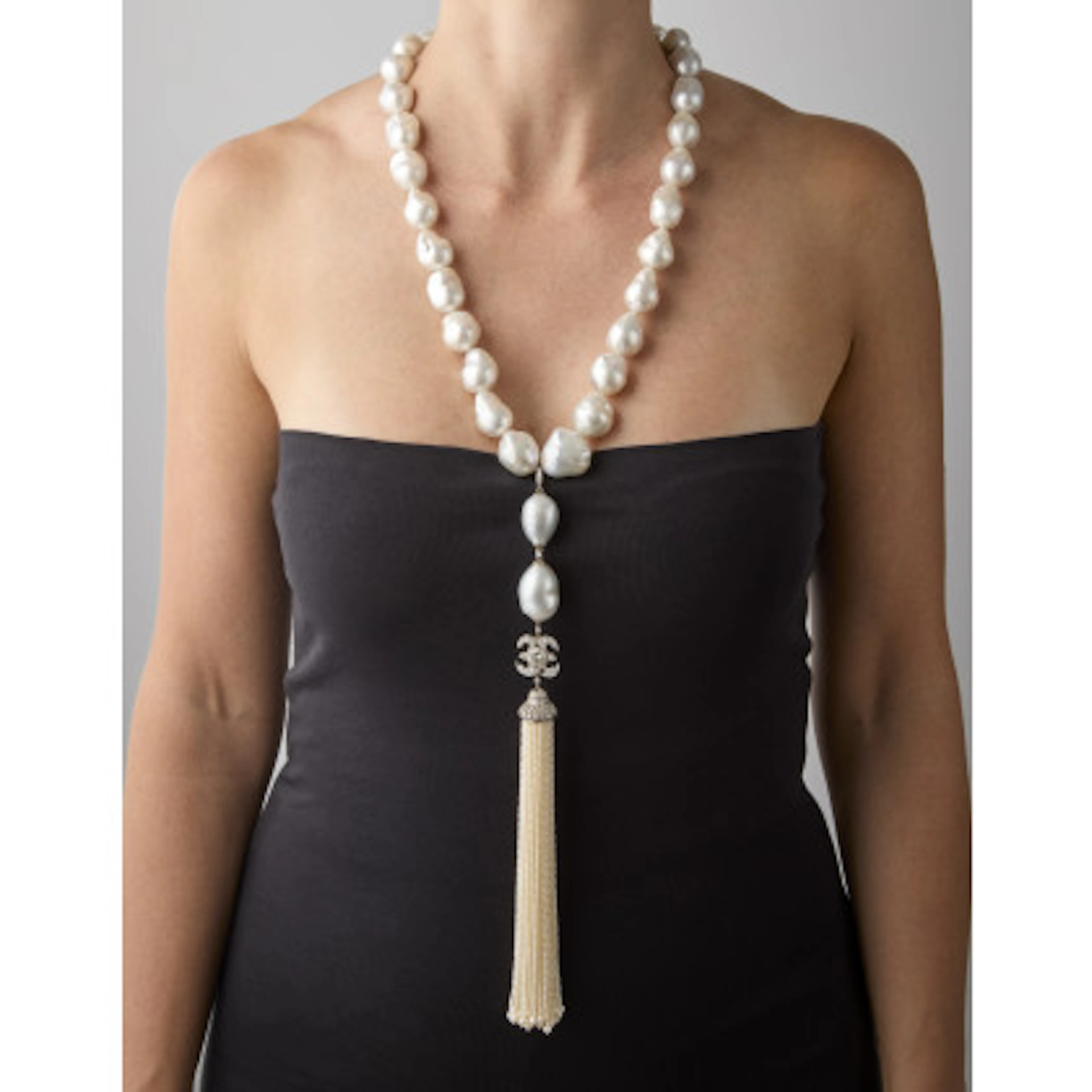 * Lunga collana di perle irregolari a scalare da mm 15,20 circa a