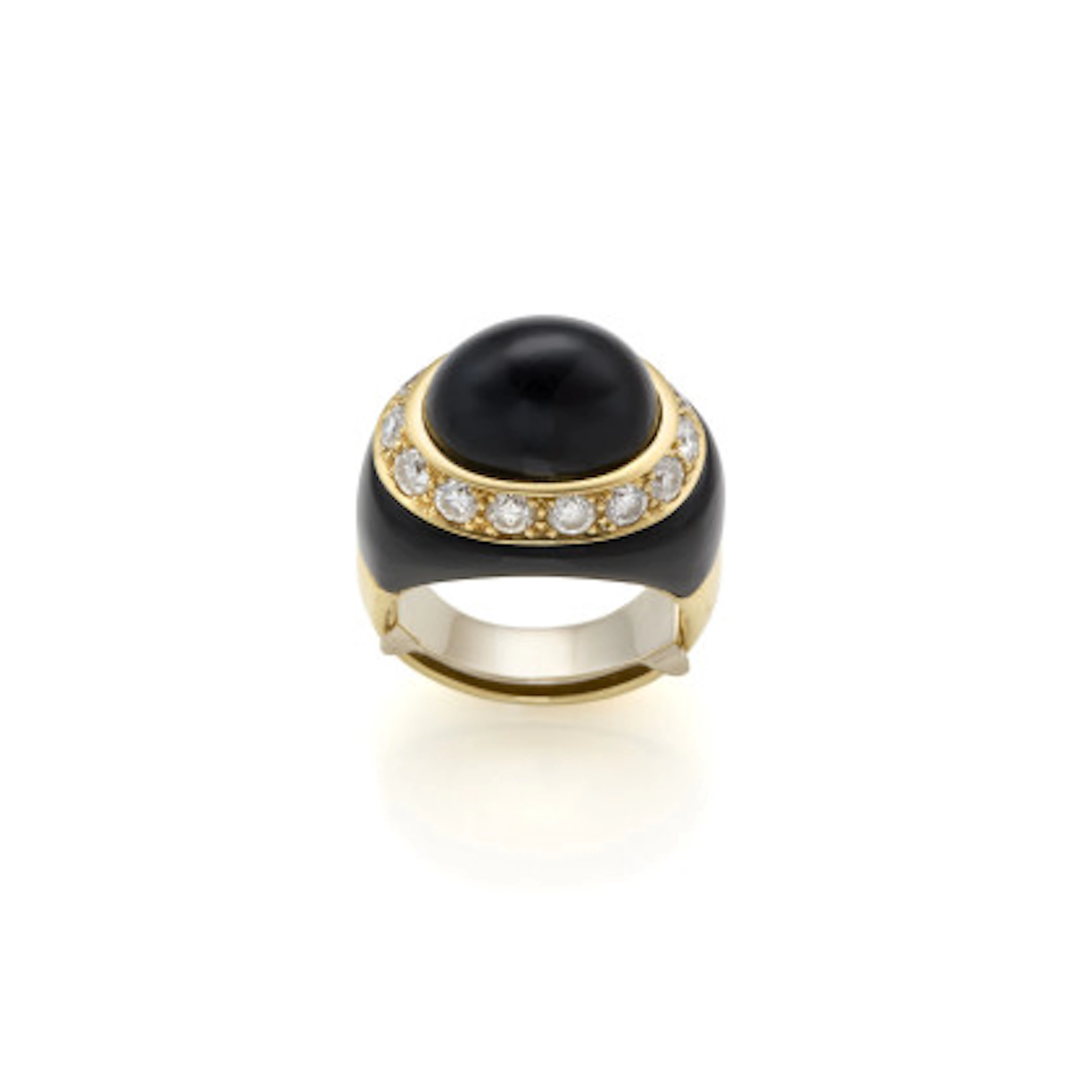 * Anello in oro giallo e onice cabochon scolpita con diamanti per