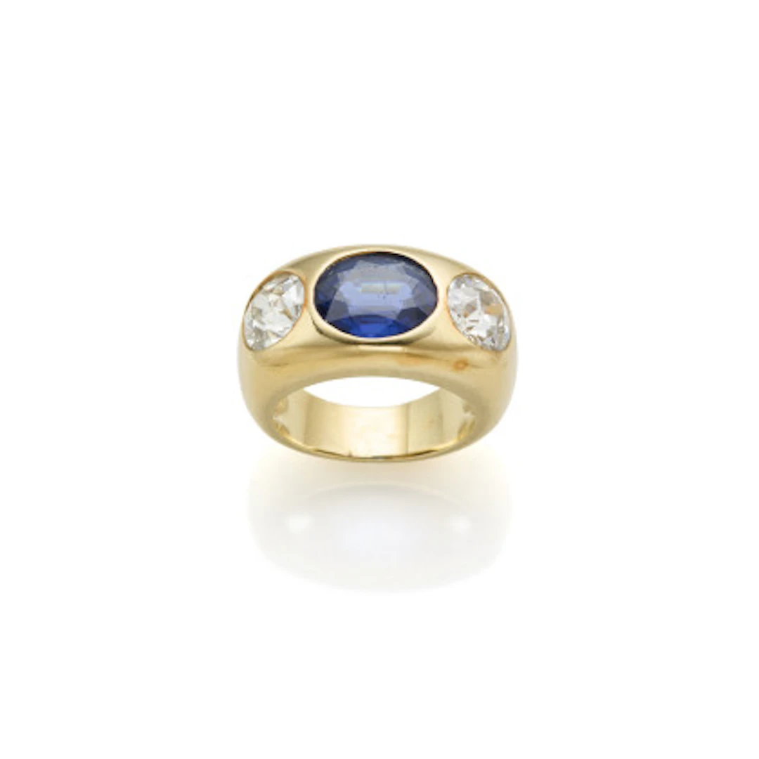 * Anello in oro giallo con zaffiro ovale di ct. 4,10 circa e diamanti