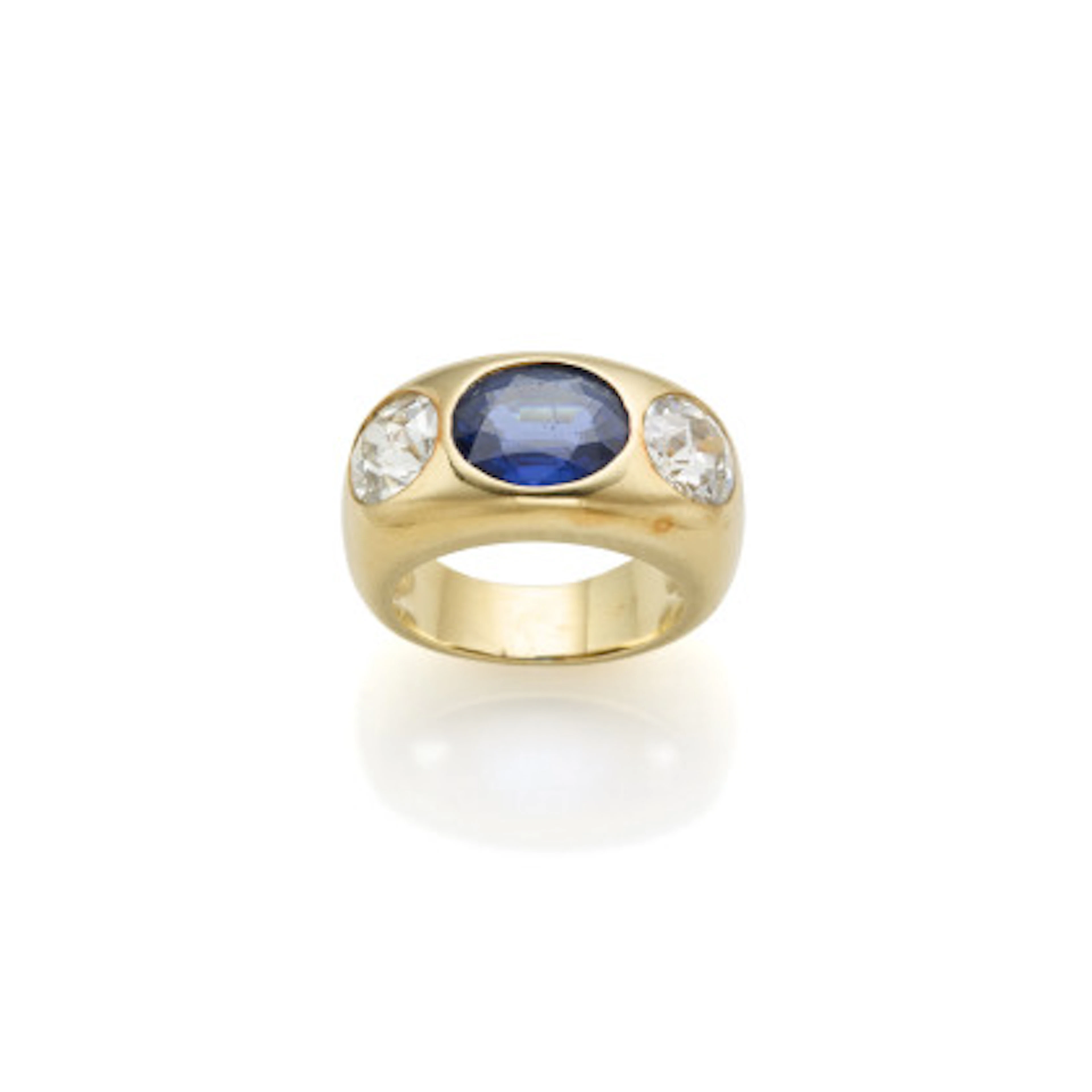 * Anello in oro giallo con zaffiro ovale di ct. 4,10 circa e diamanti