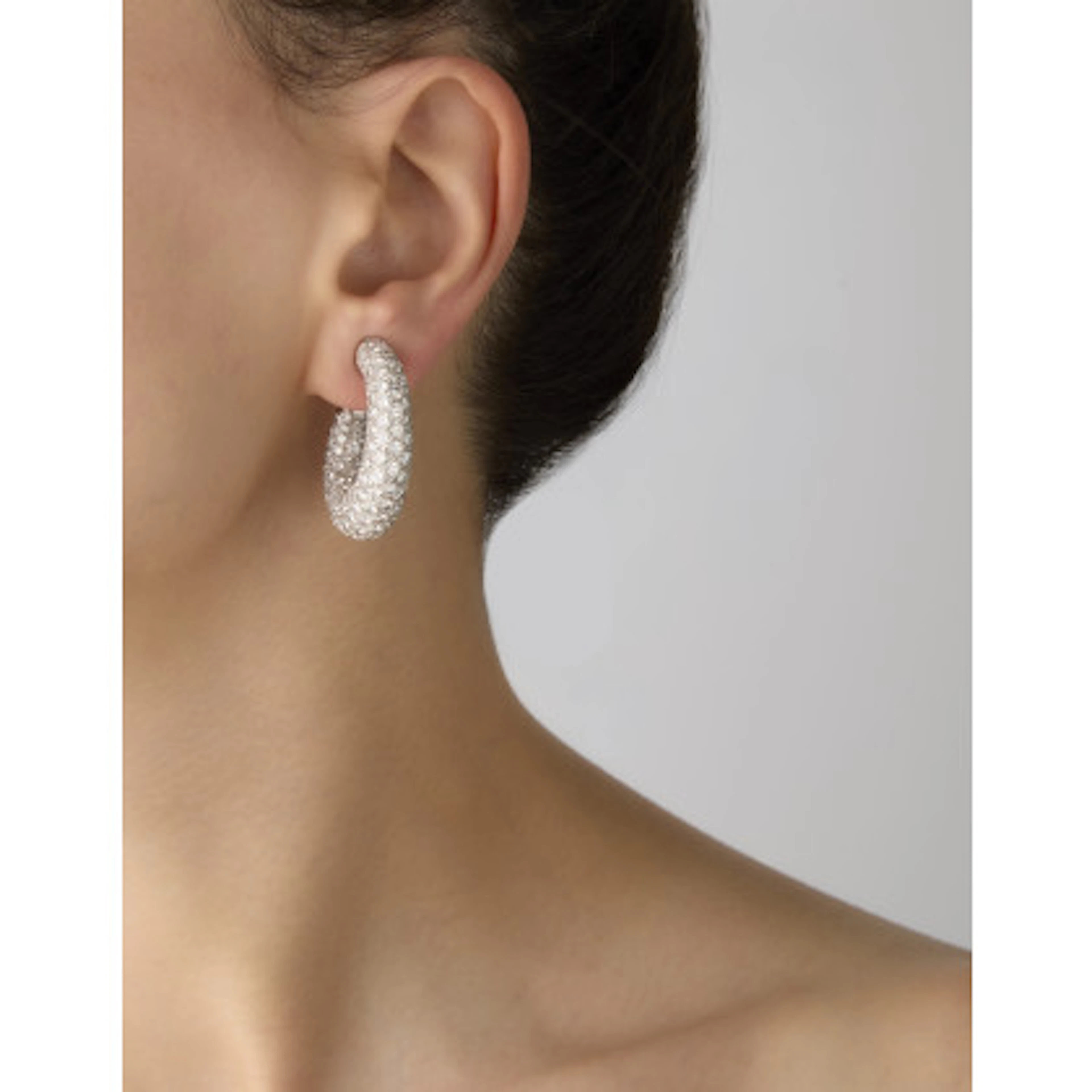 * Orecchini ad anelle in platino e oro bianco con diamanti a pavé