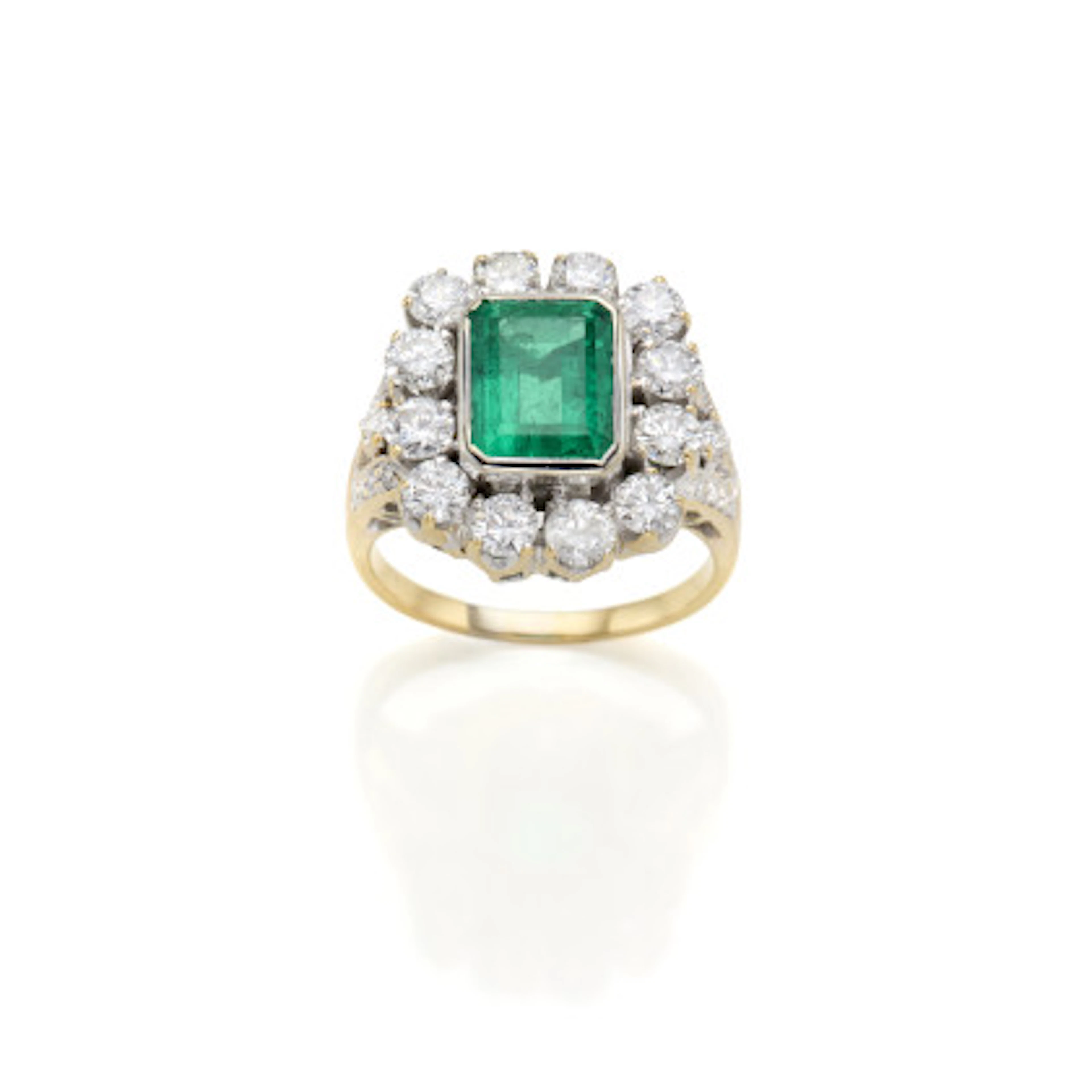 Anello in oro giallo con smeraldo ottagonale di ct. 3,00 circa e diamanti