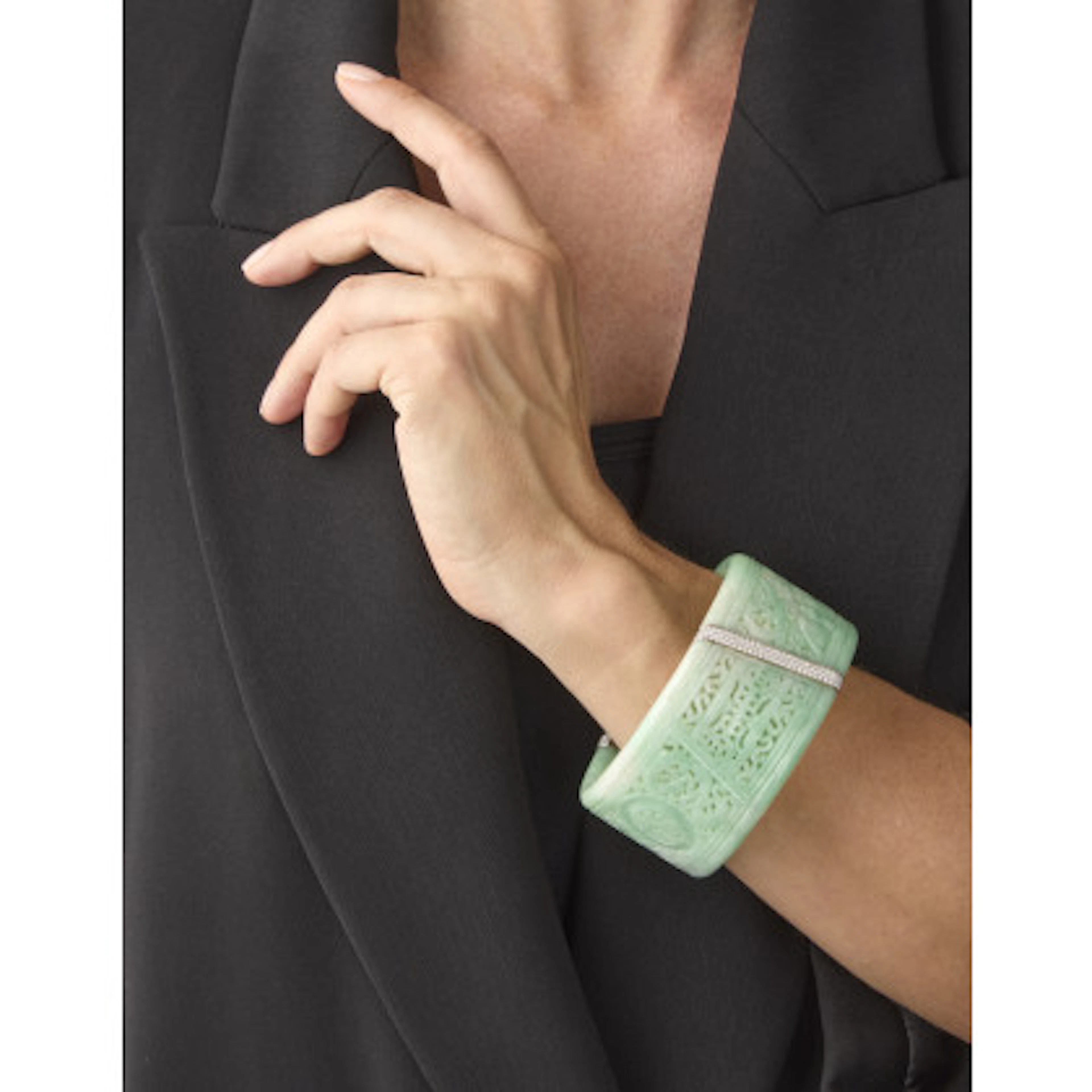 *KRAUSS Bracciale rigido in giadeite scolpita, platino e diamanti