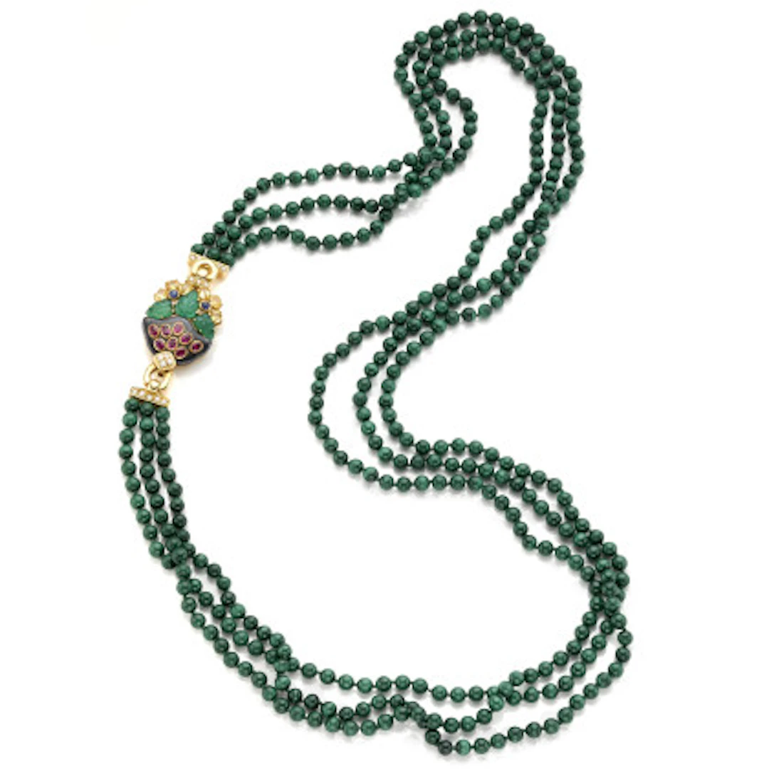 CARTIER Collana a tre fili in boule di malachite con chiusura in oro