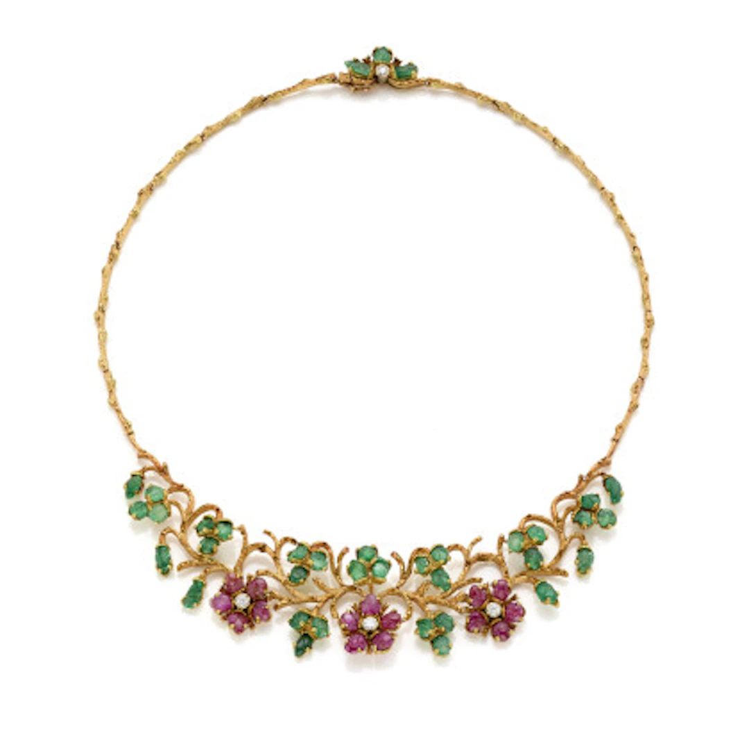 MARIO BUCCELLATI Collier in oro giallo cesellato con smeraldi e rubini