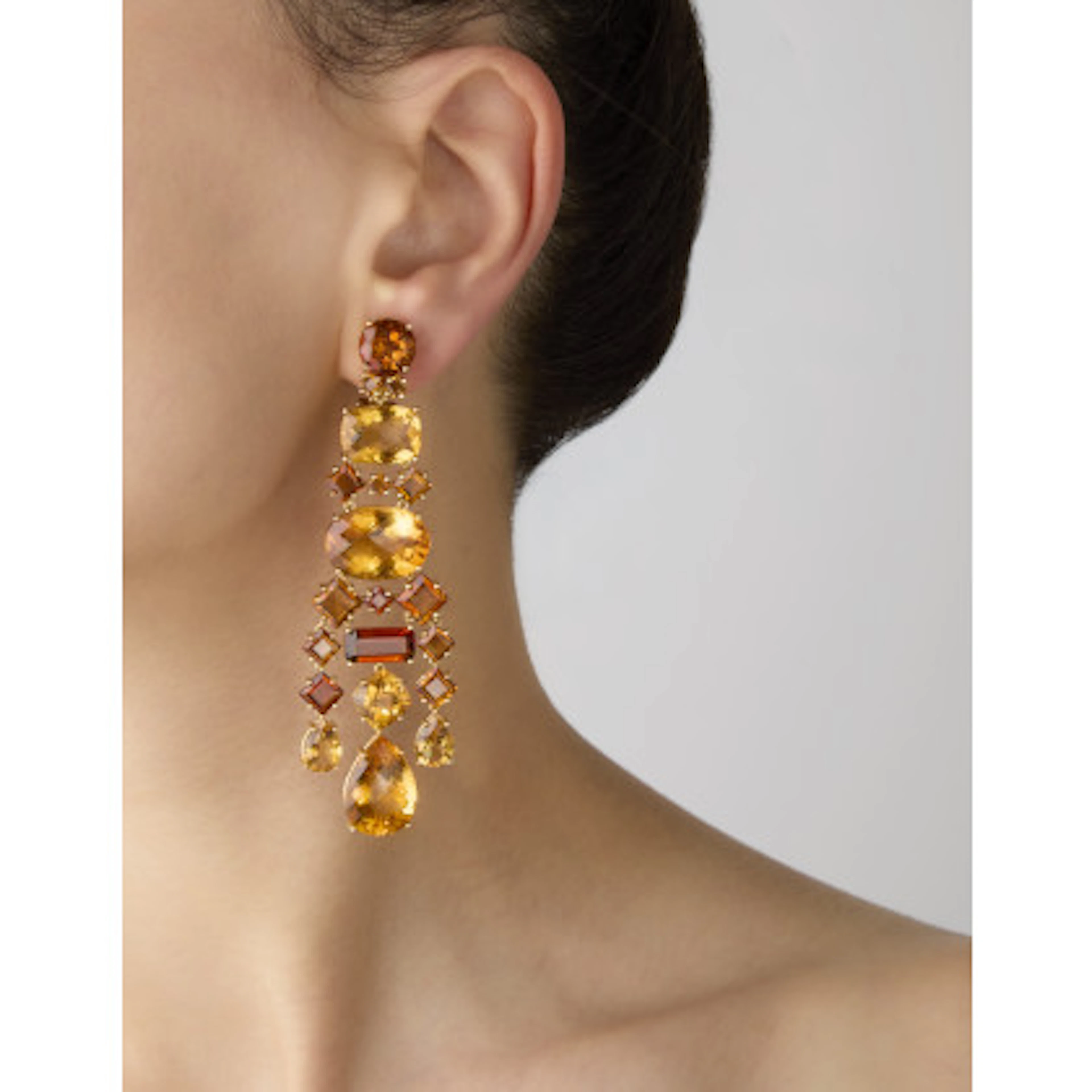 *ENGLICH + WAGNER Orecchini pendenti a chandelier in oro giallo e
