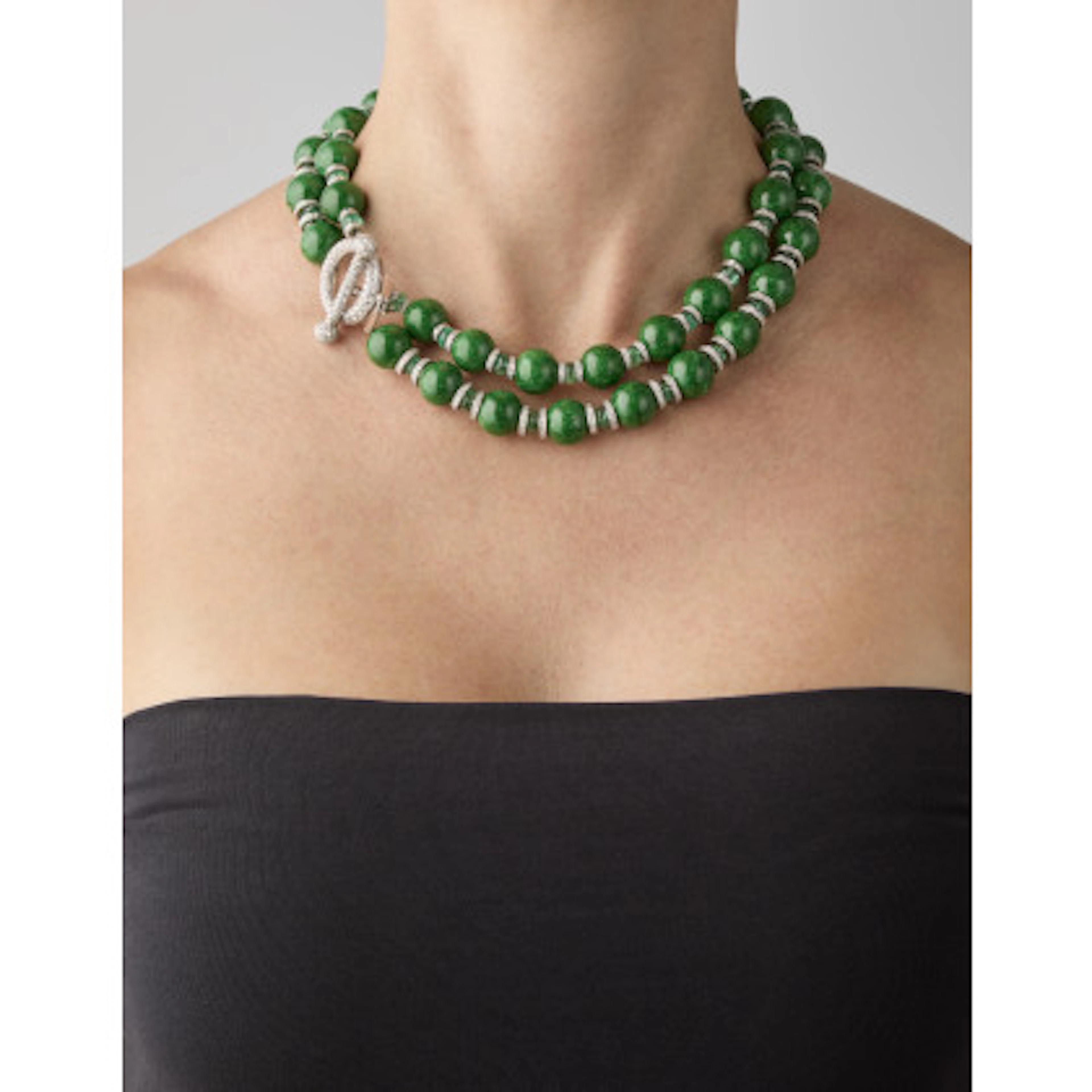 * Collana a due fili di boule di giadeite di mm 13,50 circa e boule