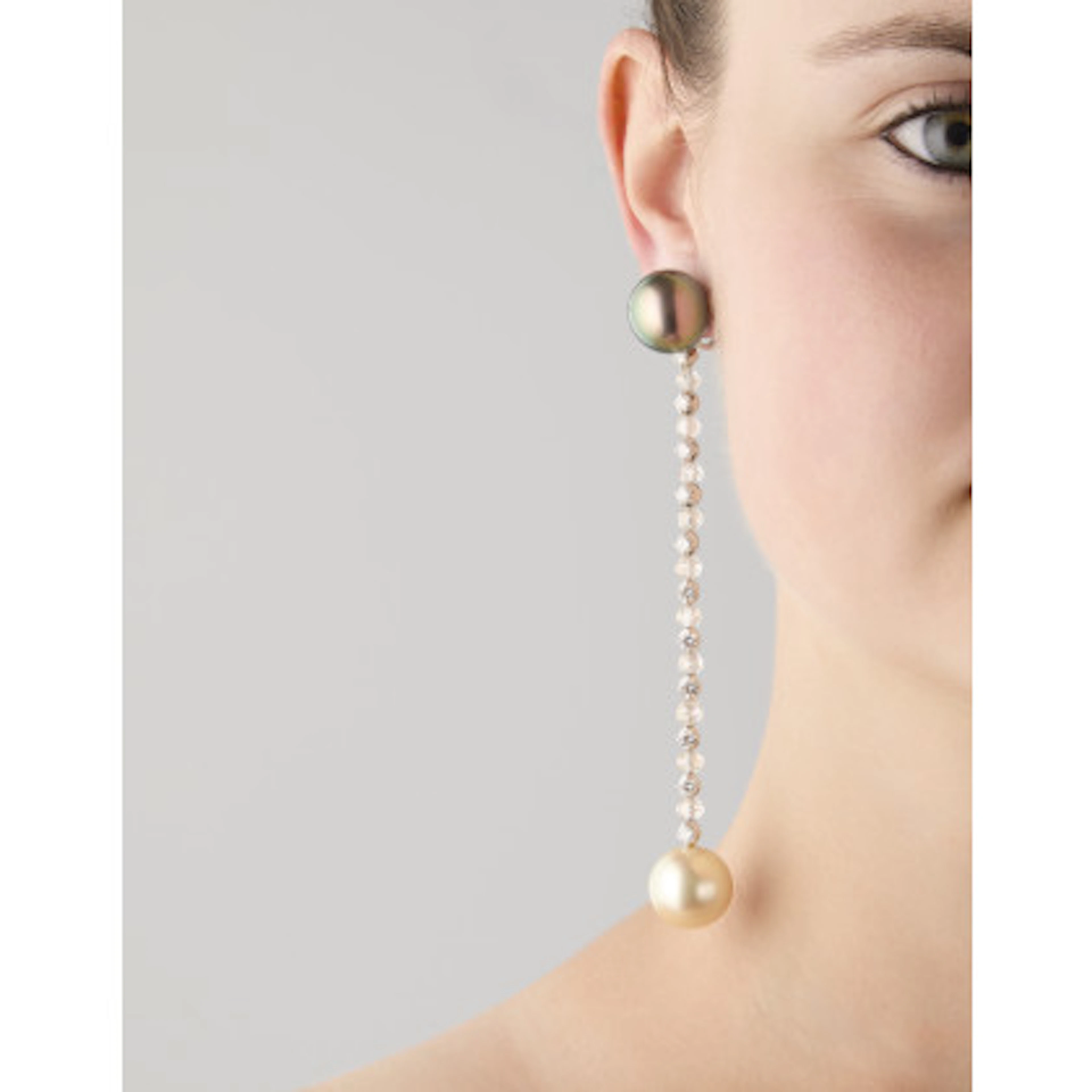 * Orecchini pendenti in oro bianco, perle coltivate bianche, nere