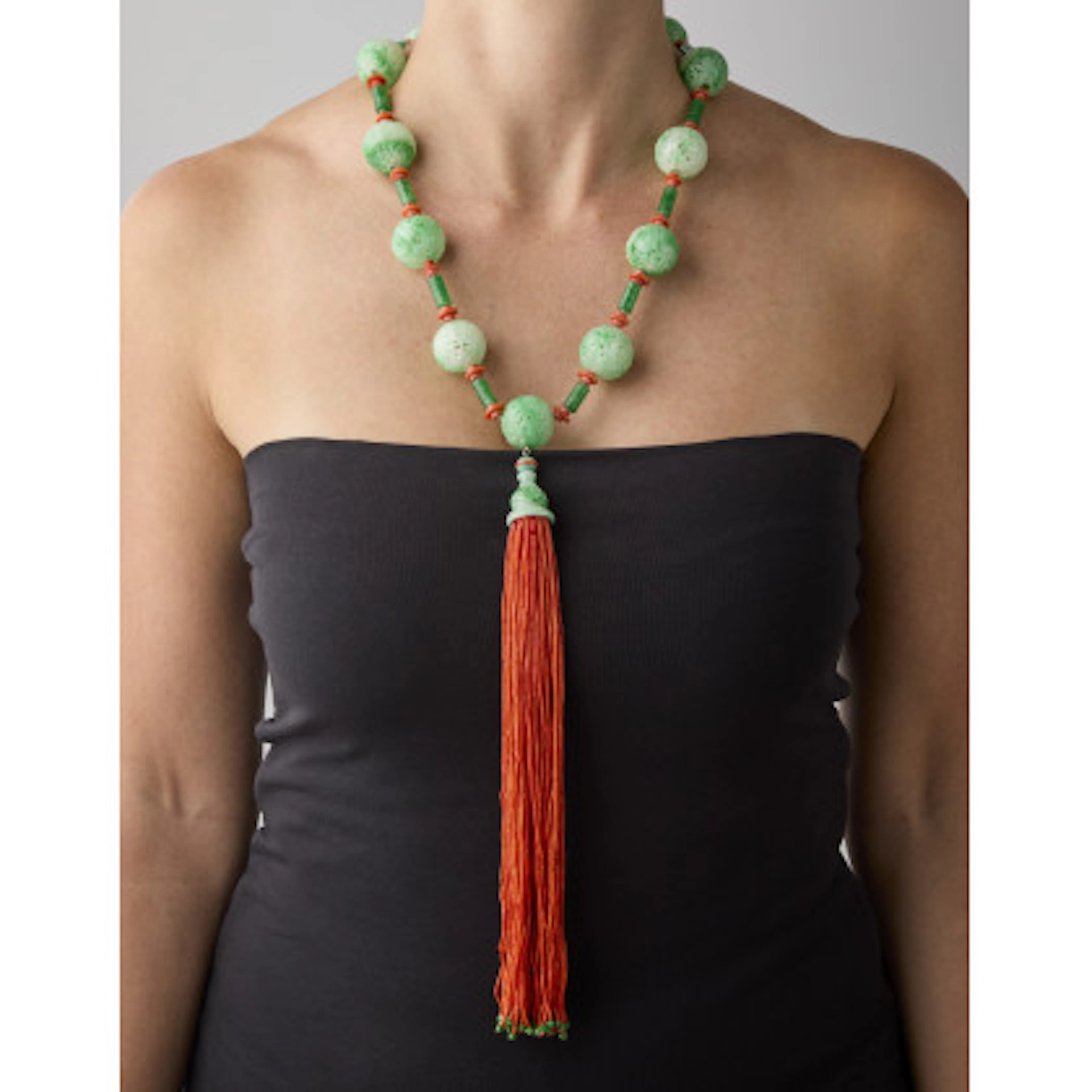 * Collana in boule di giadeite scavata e scolpita, distanziate da