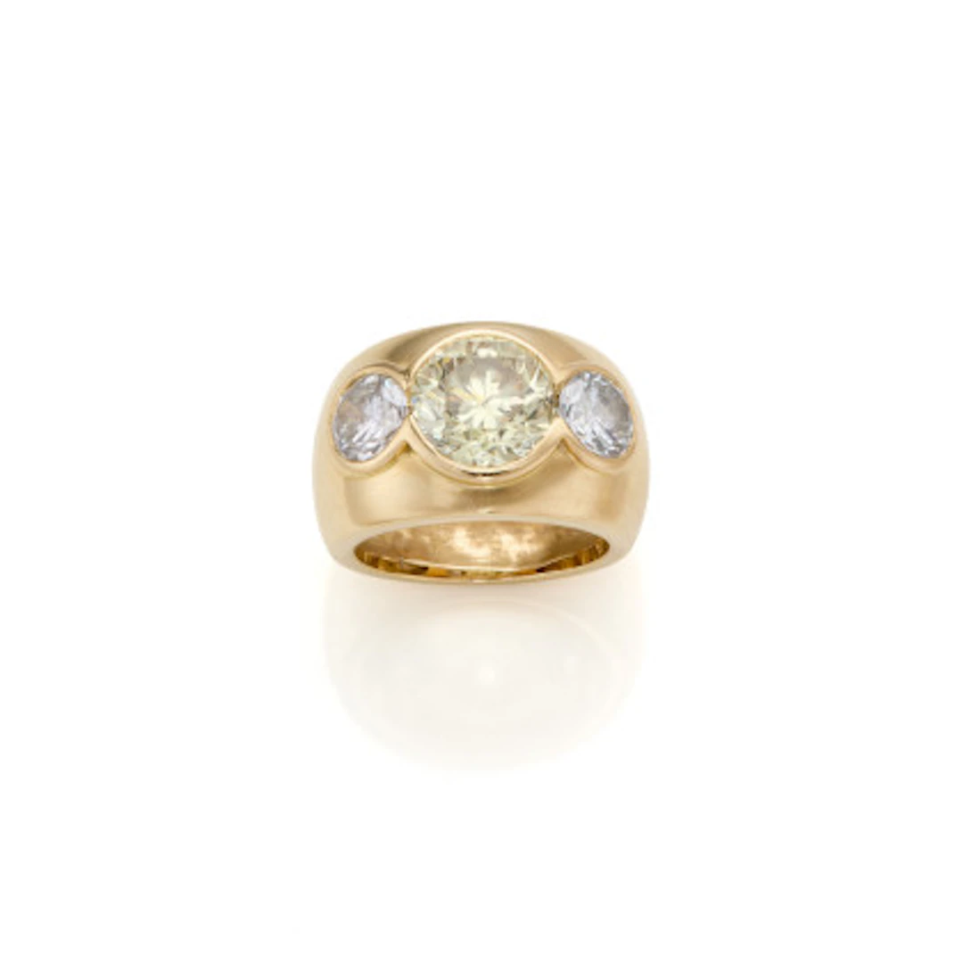 KRAUSS Anello a fascia in oro giallo con tre diamanti tondi per complessivi