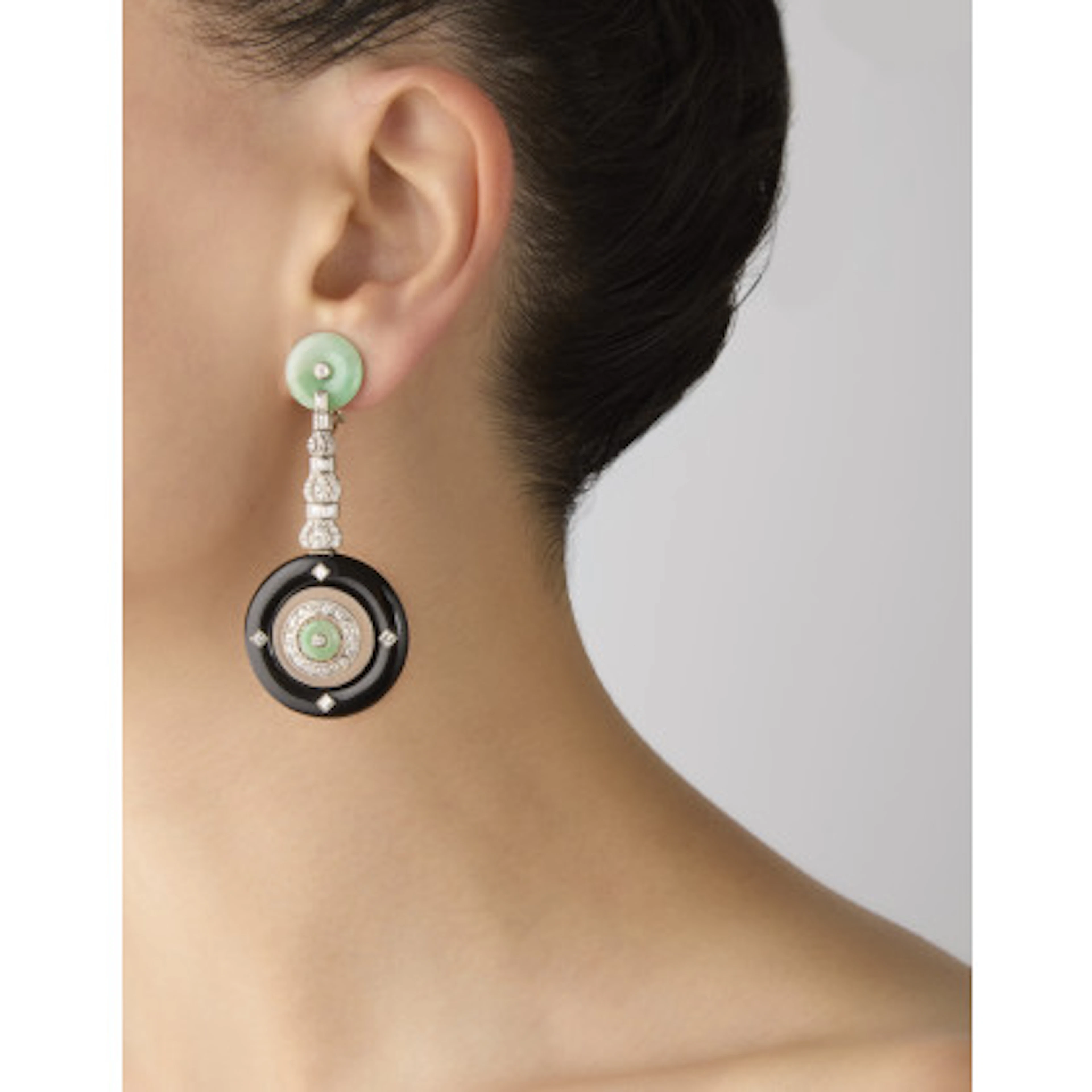 * Orecchini pendenti in platino e oro bianco con giadeite, onice