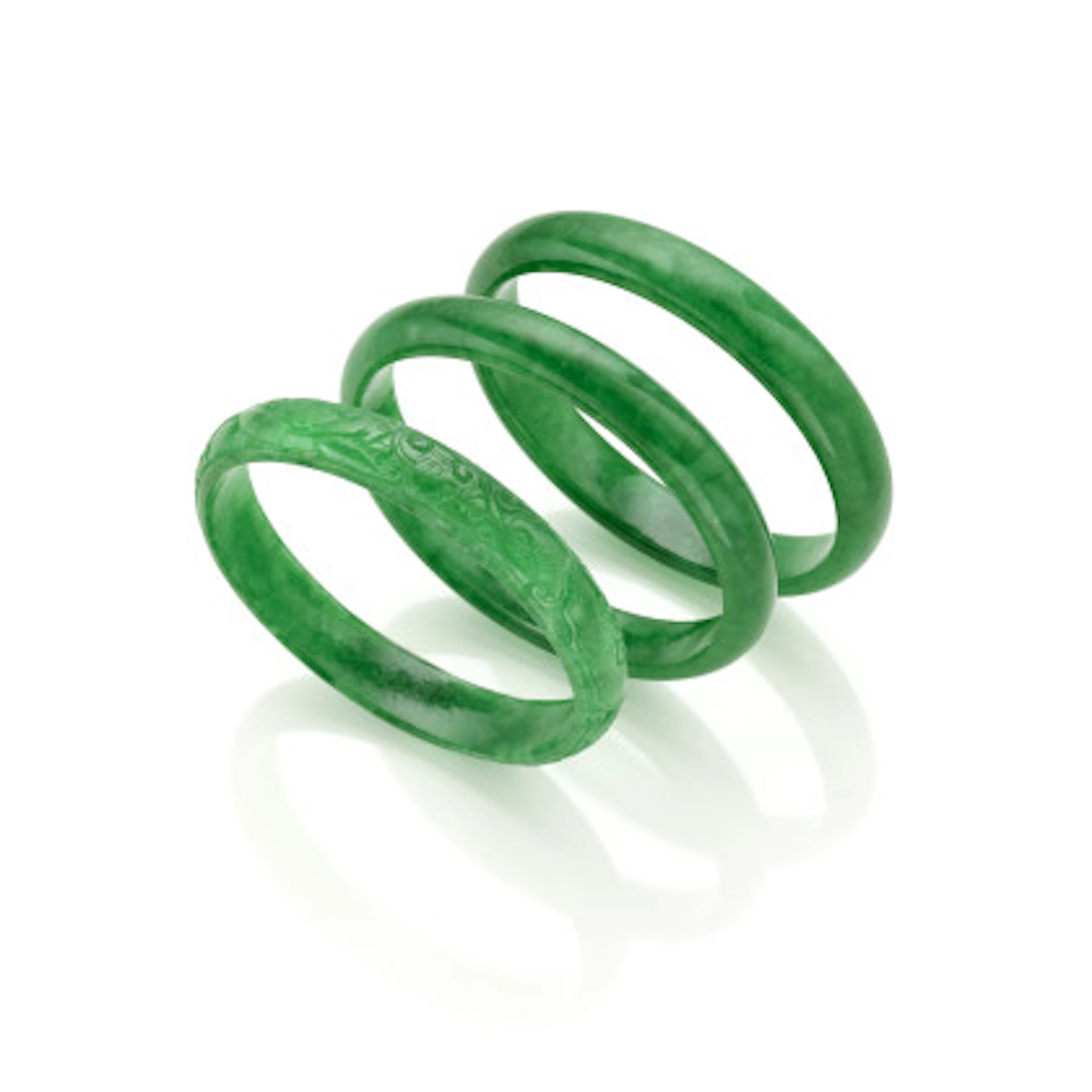* Lotto in giadeite in parte scolpita composto da tre bracciali, complessivi