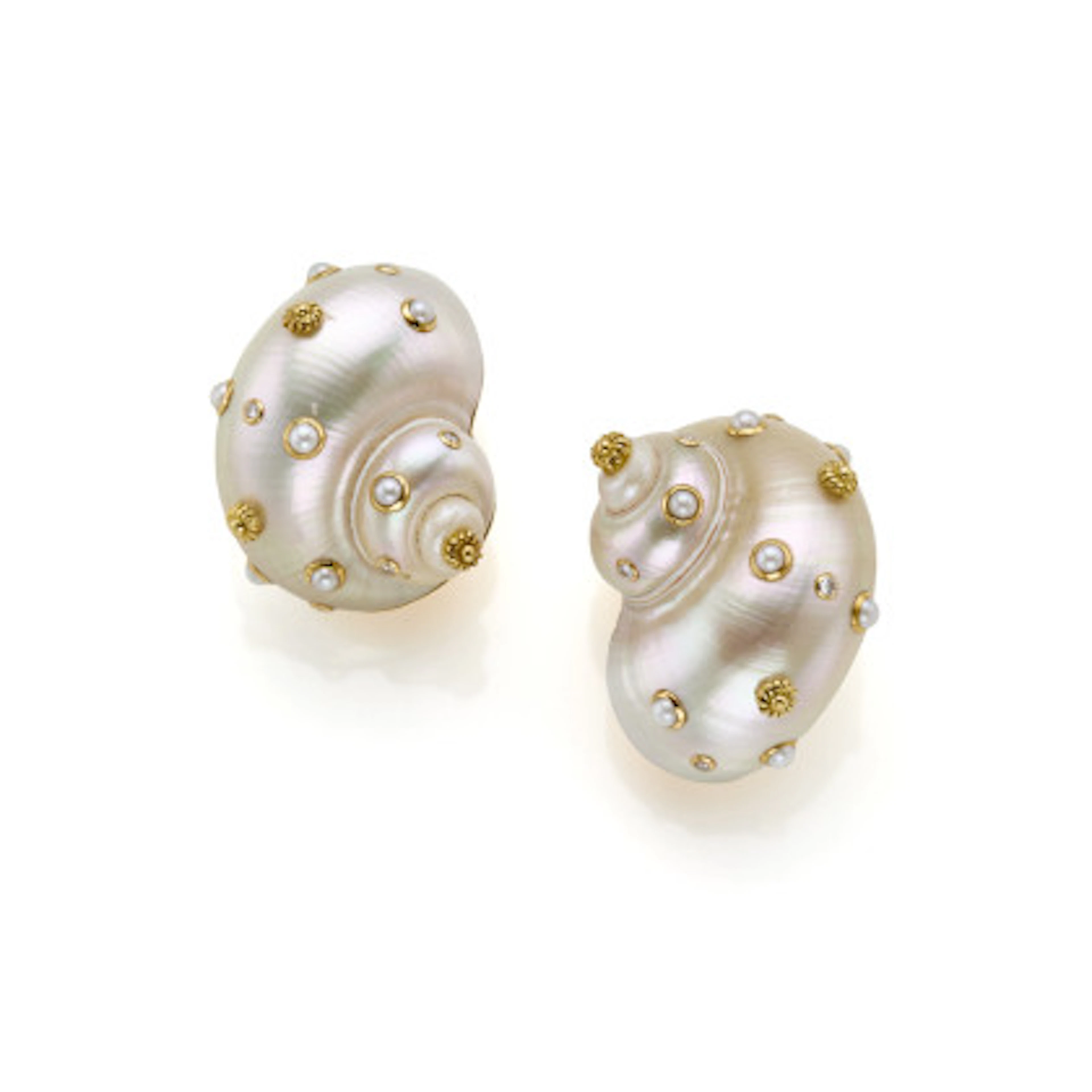 *TRIANON FOR VILLA Orecchini a lobo in oro giallo e conchiglia con
