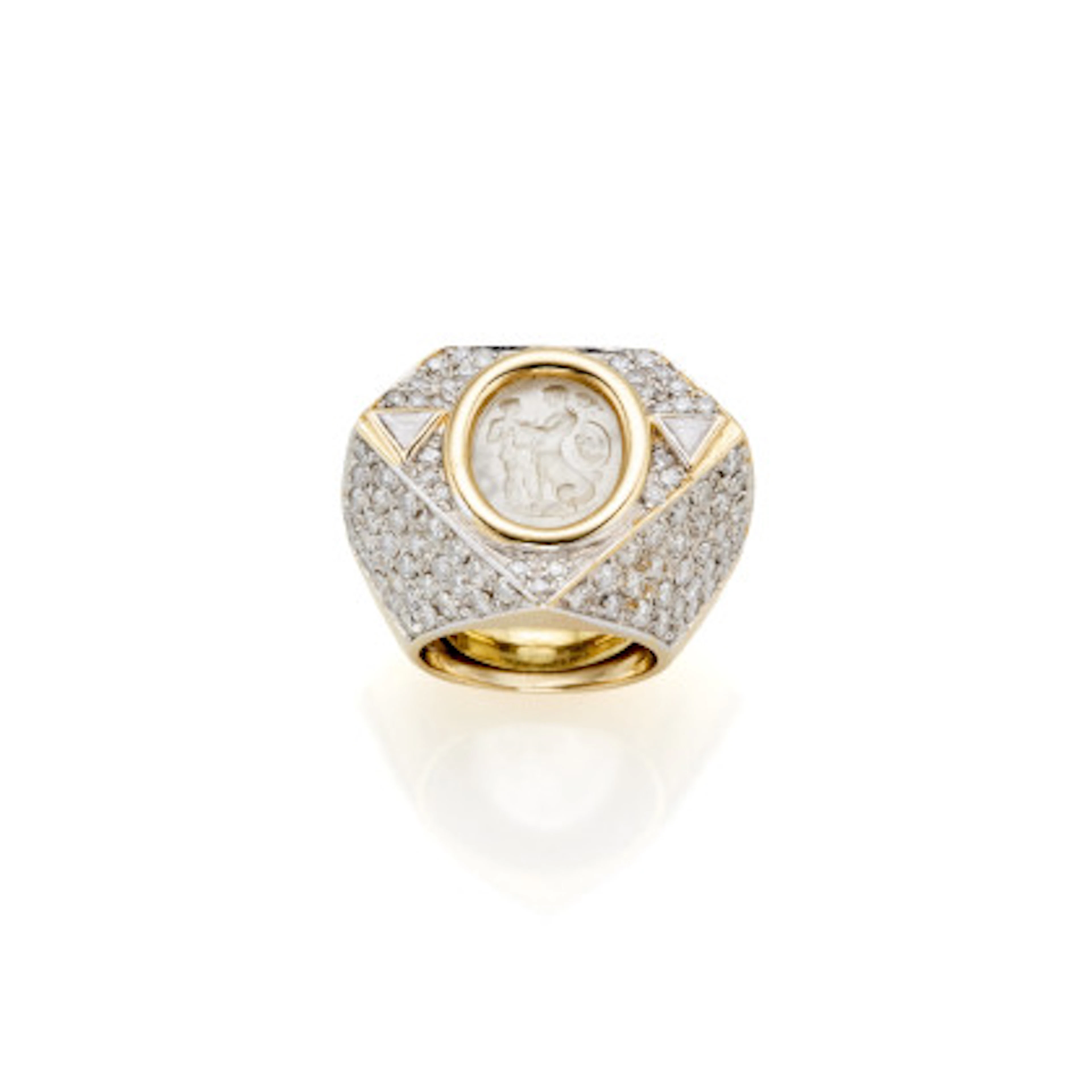 * Anello a scudo in oro giallo e diamanti per complessivi ct. 3,30