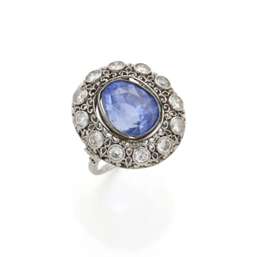Anello in platino traforato con zaffiro ovale di ct. 9,50 circa e