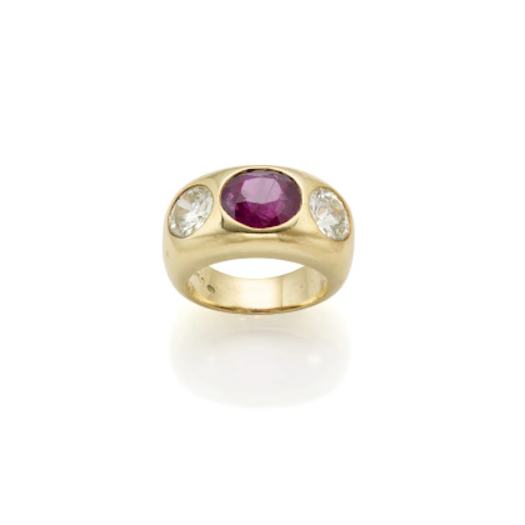 * Anello in oro giallo con rubino ovale di ct. 4,20 circa e diamanti