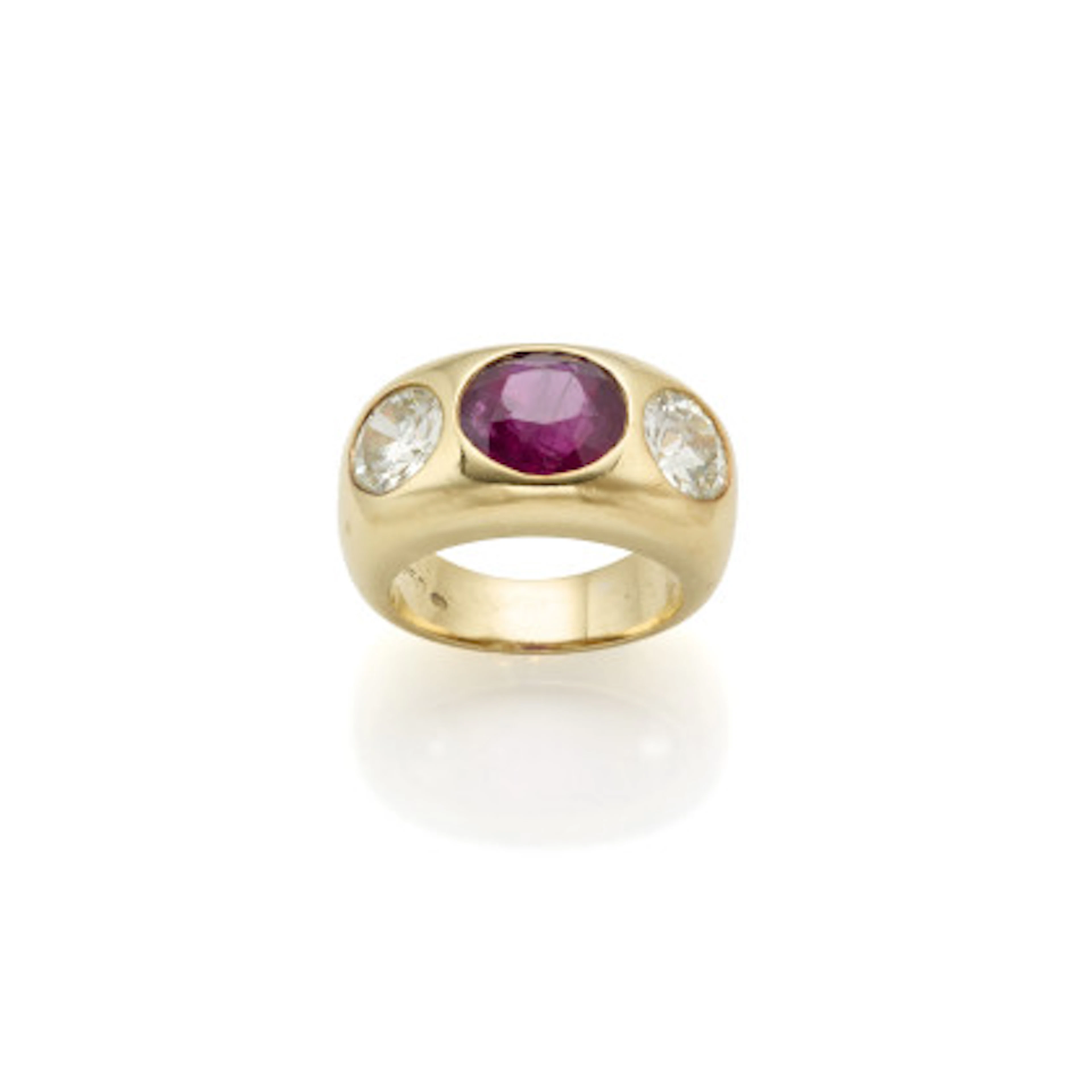 * Anello in oro giallo con rubino ovale di ct. 4,20 circa e diamanti