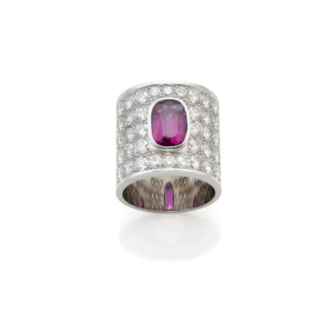 * Anello a fascia in oro bianco con rubino ovale di ct. 2,50 circa