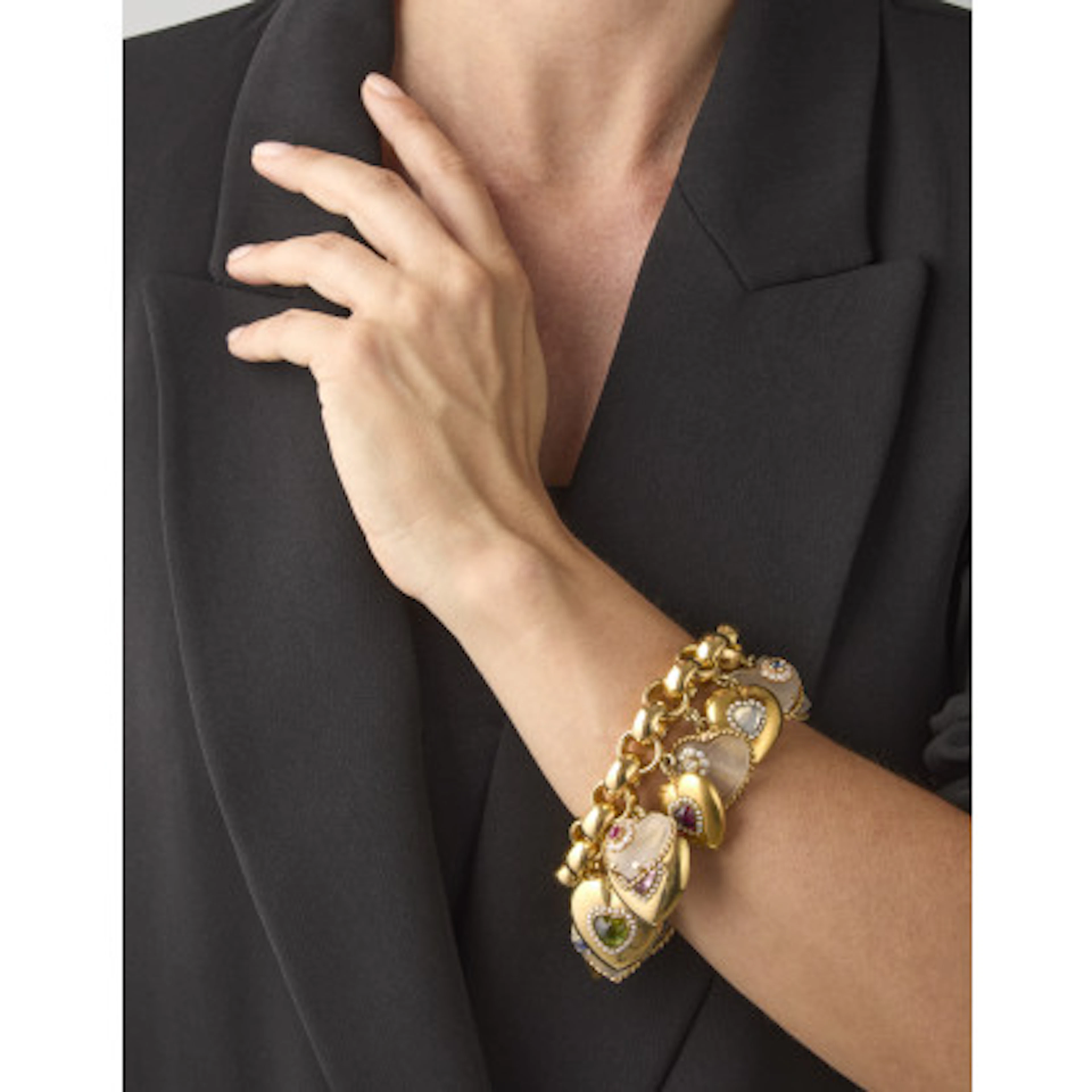 * Bracciale a catena in oro giallo 750/1000 con sedici charms a cuore