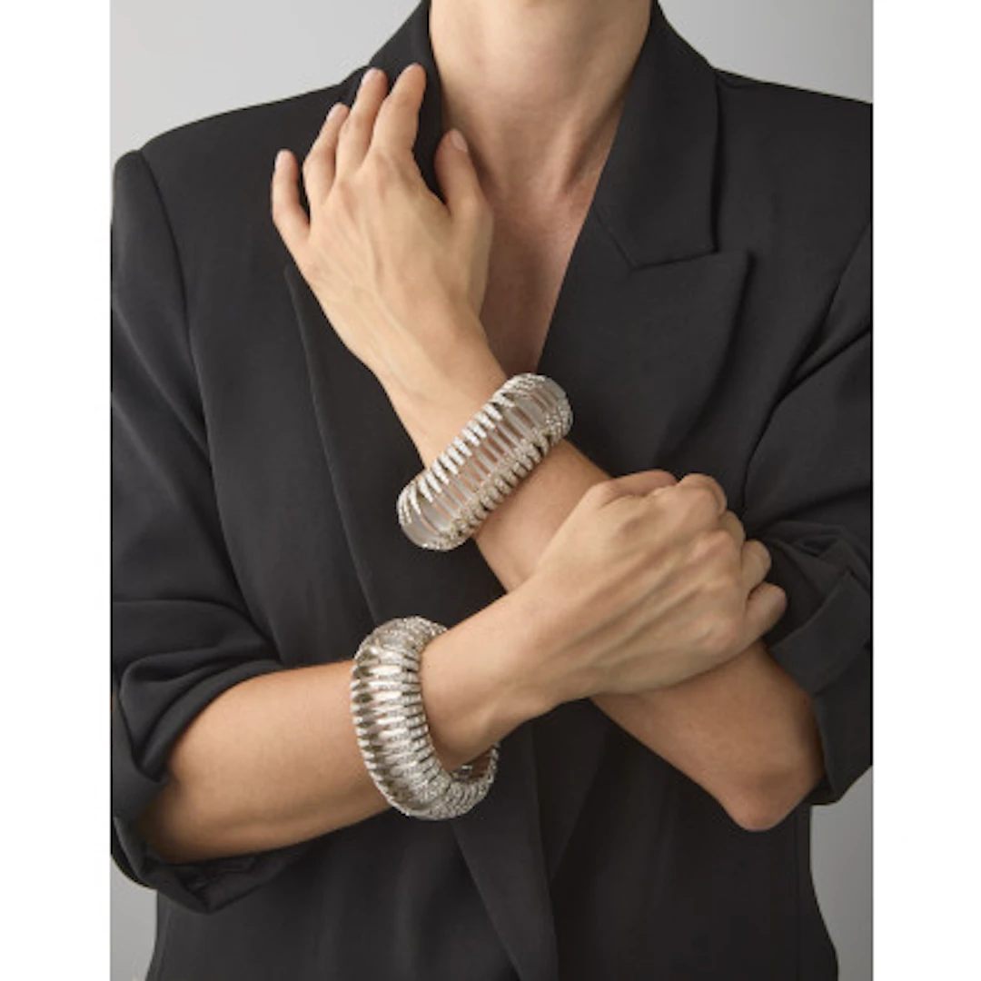 * Coppia di bracciali in semidischi di quarzo ialino, platino e diamanti