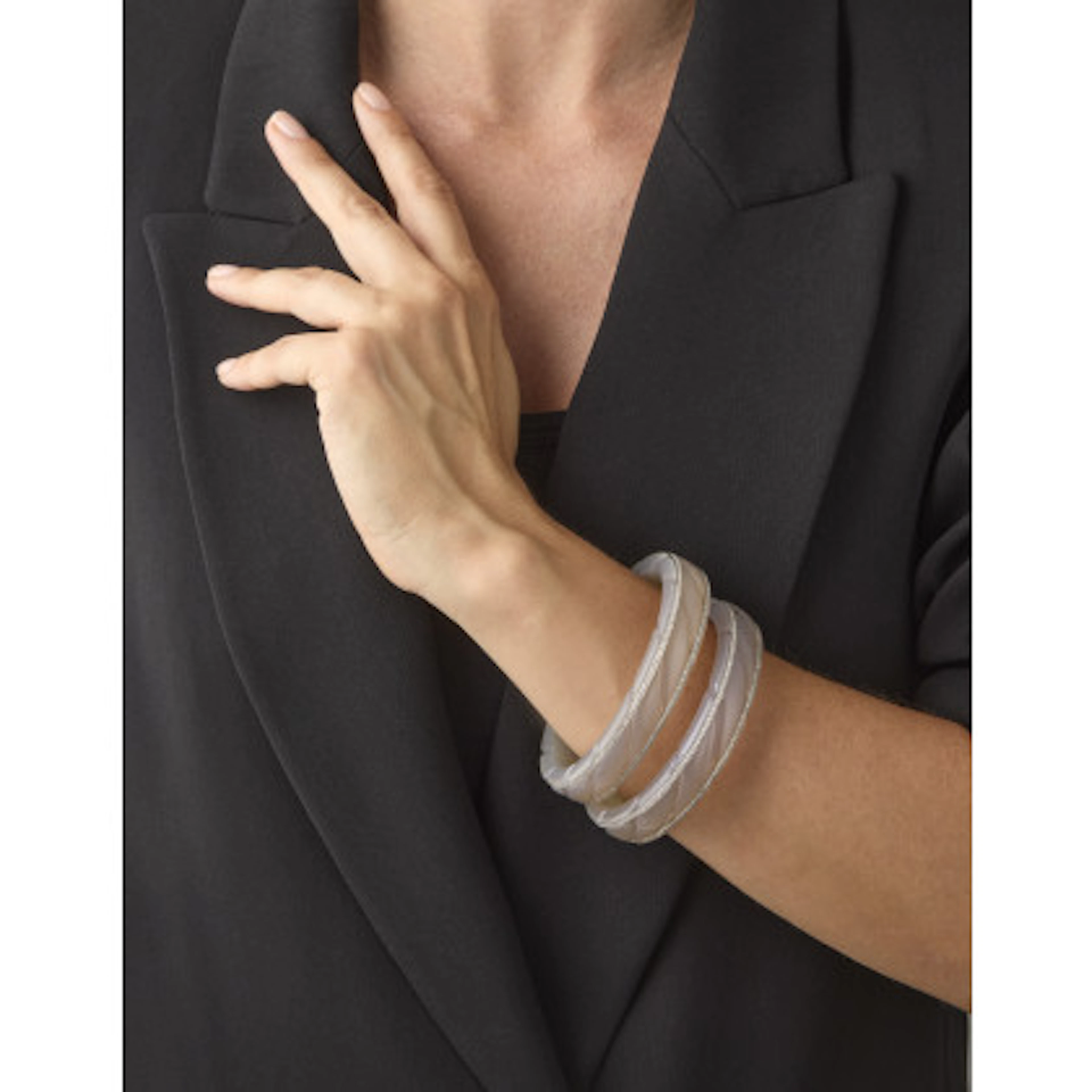 * Coppia di bracciali in calcedonio scolpito, platino e diamanti tondi
