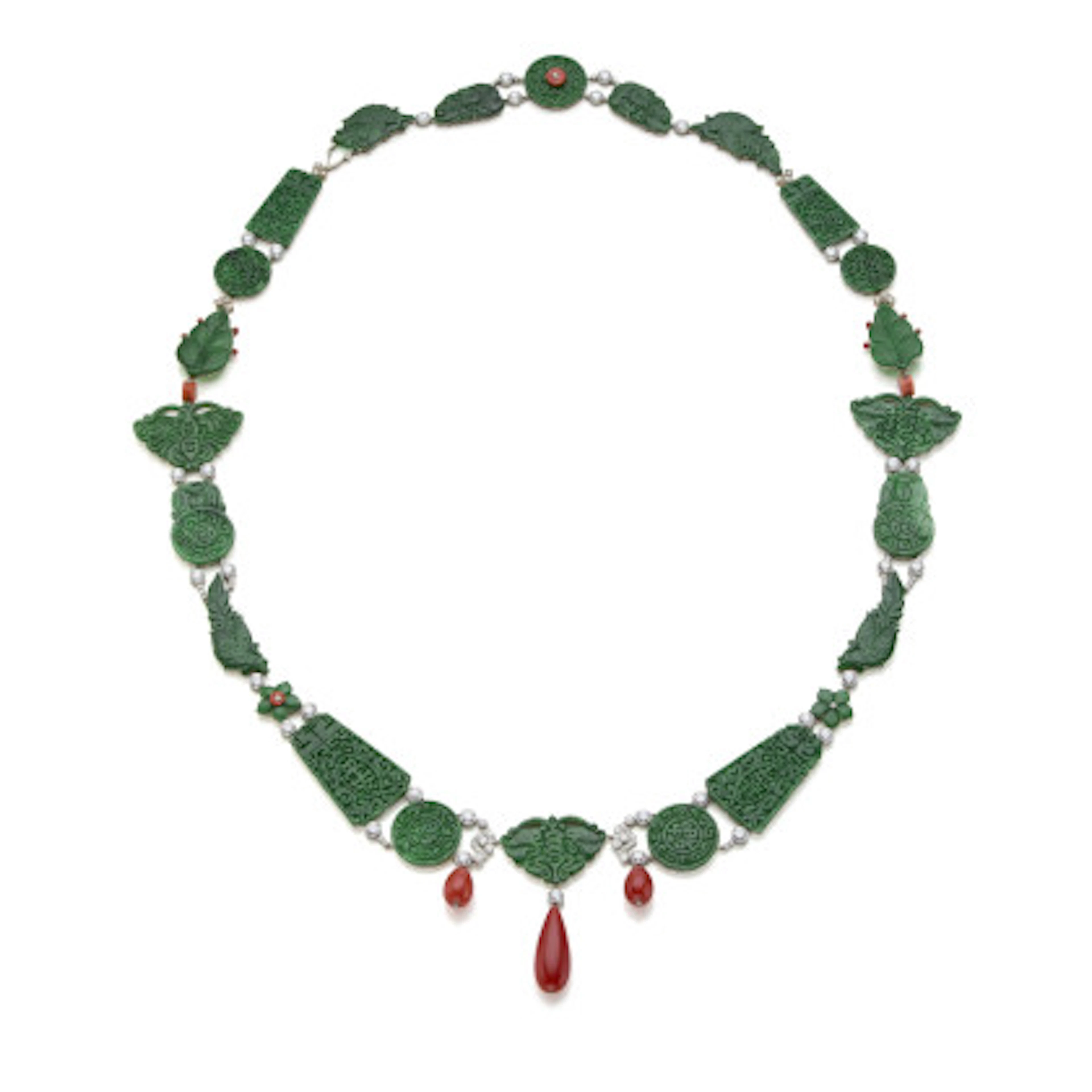 * Lunga collana in platino e oro con elementi di giadeite scolpita