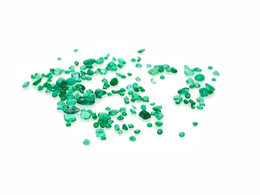 15.18CTTW EMERALD GEMSTONE PARCEL