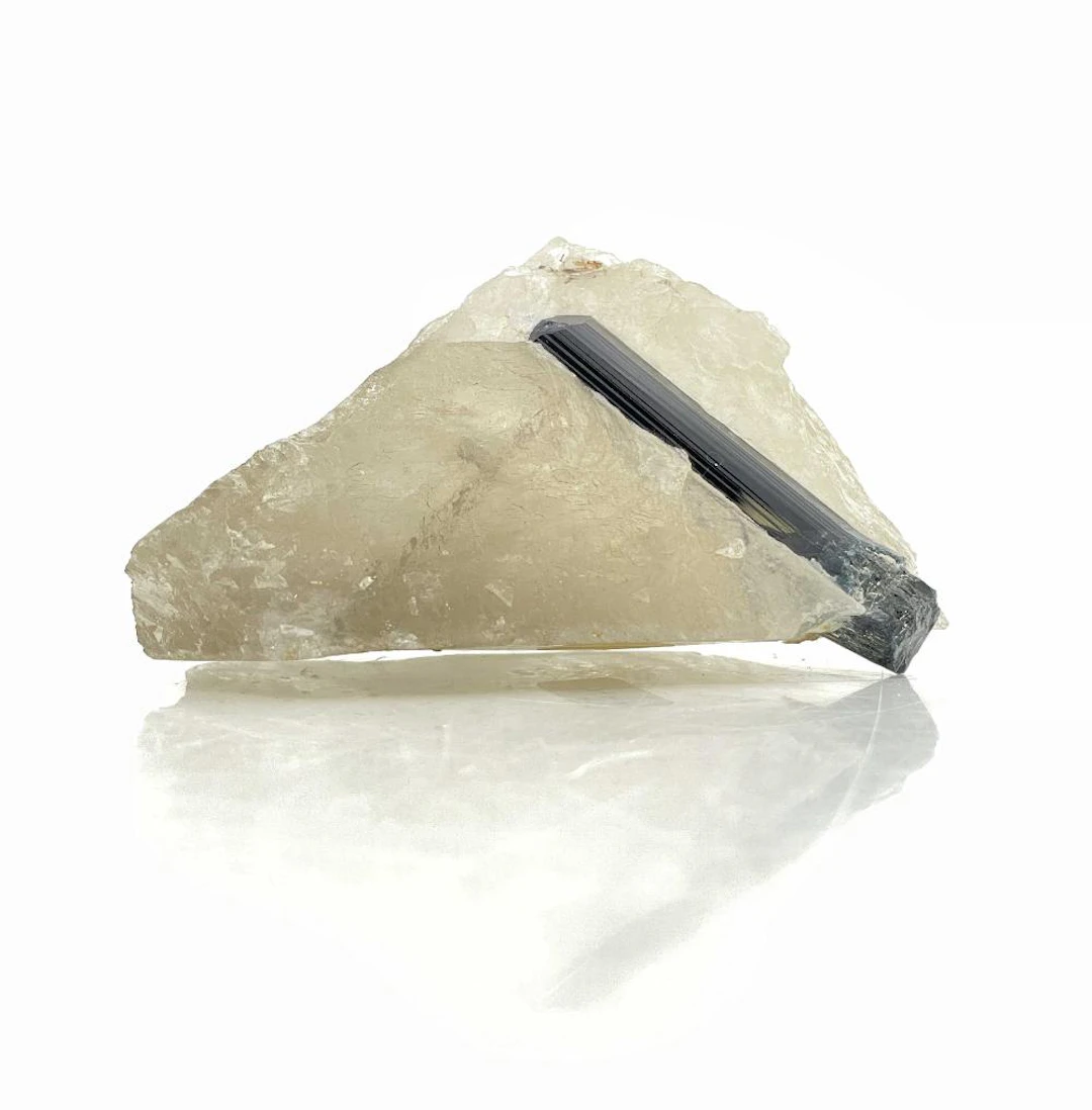 TOURMALINE CRYSTAL IN QUARTZ