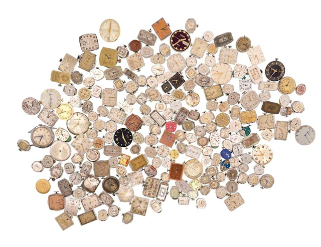 BULK LOT OF ASSORTED WATCH MOVEMENTS