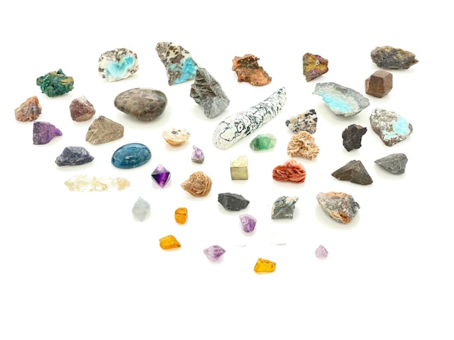 ASSORTED LOT OF MINERAL SPECIMENS