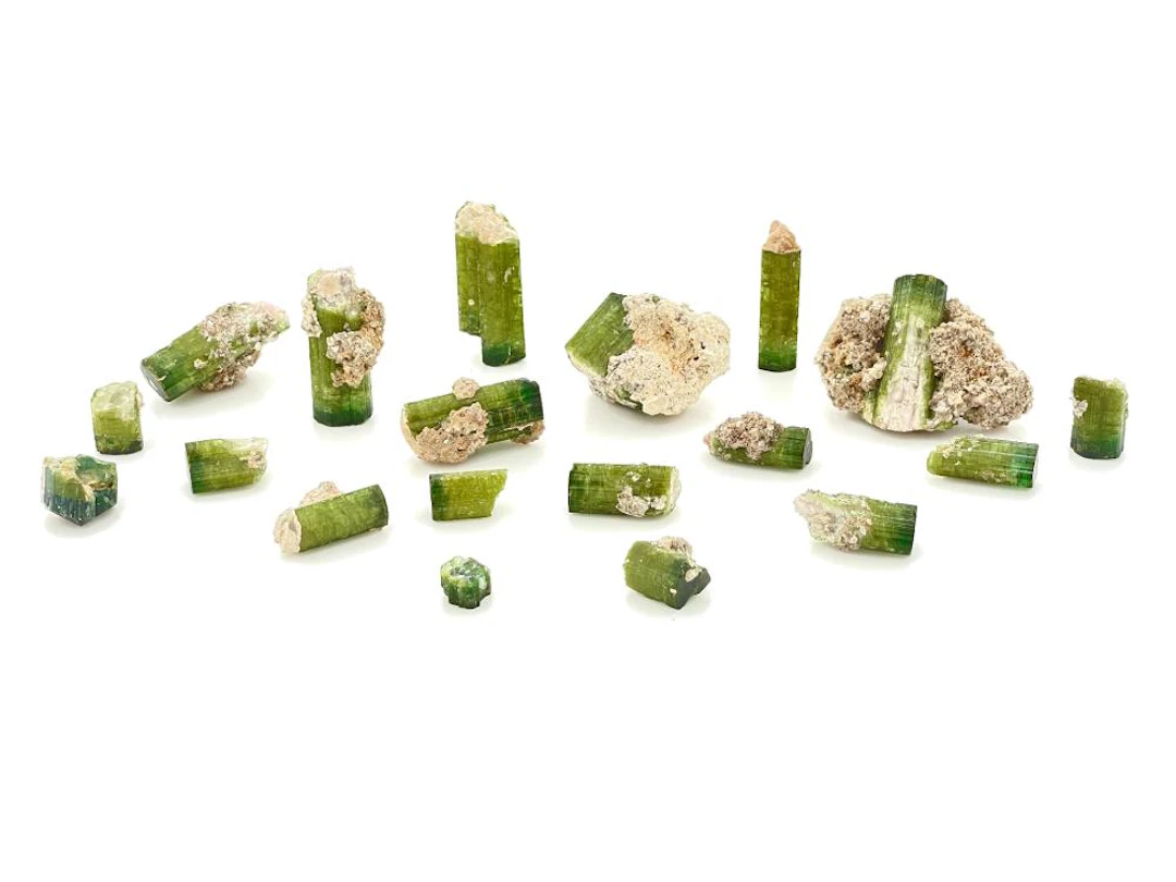 LOT OF 19 ASSORTED GREEN TOURMALINE CRYSTALS