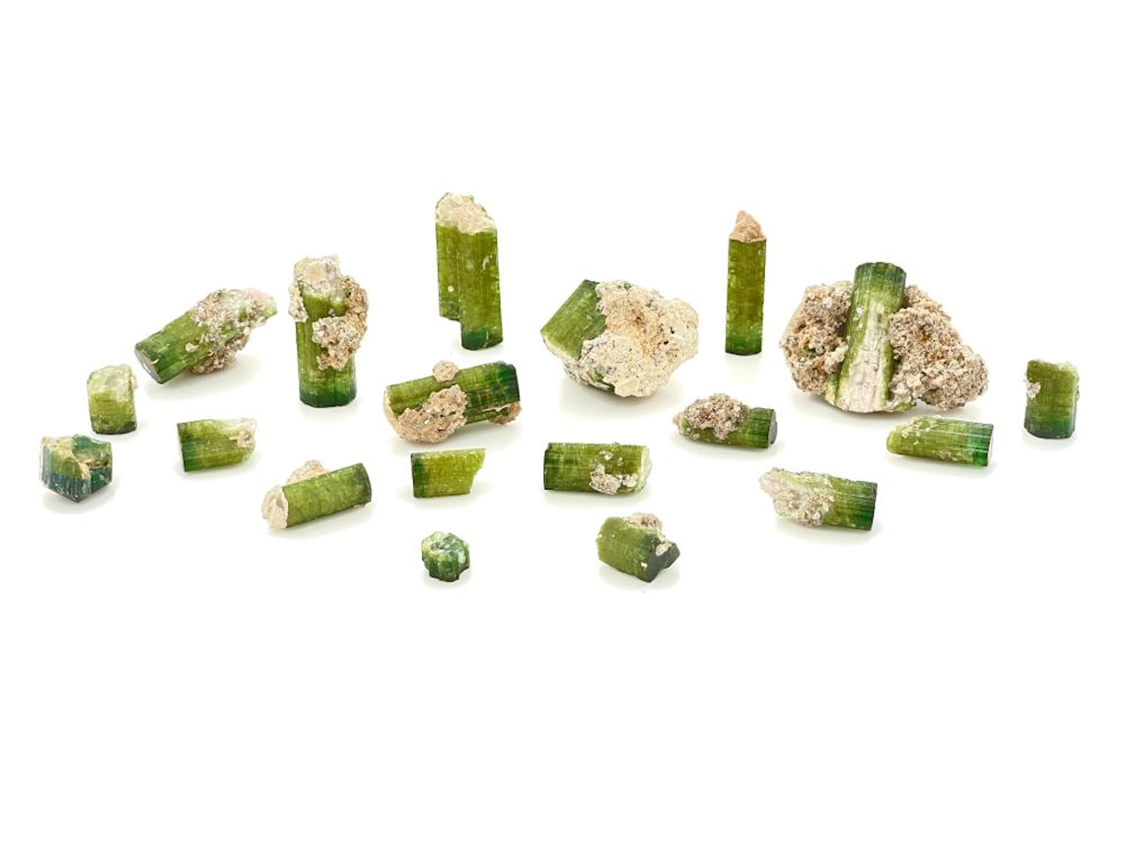 LOT OF 19 ASSORTED GREEN TOURMALINE CRYSTALS