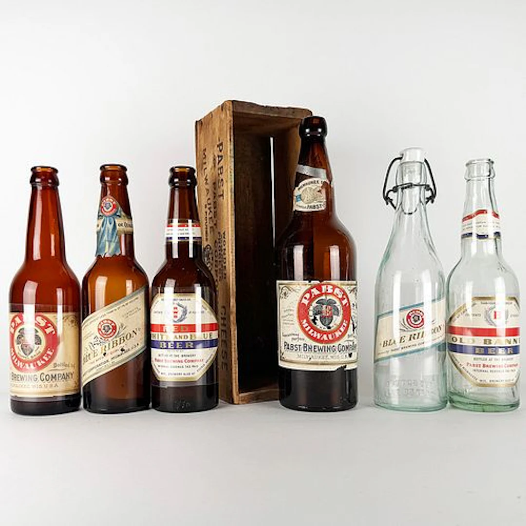 Thirteen Pabst Bottles & Wonder Cheese Wooden Box MILWAUKEE