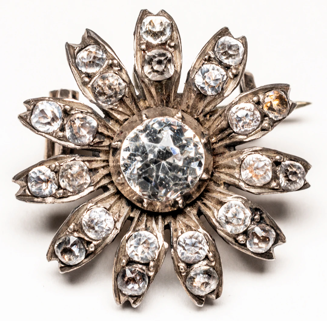 Lot 253: FLOWER-SHAPED BROOCH