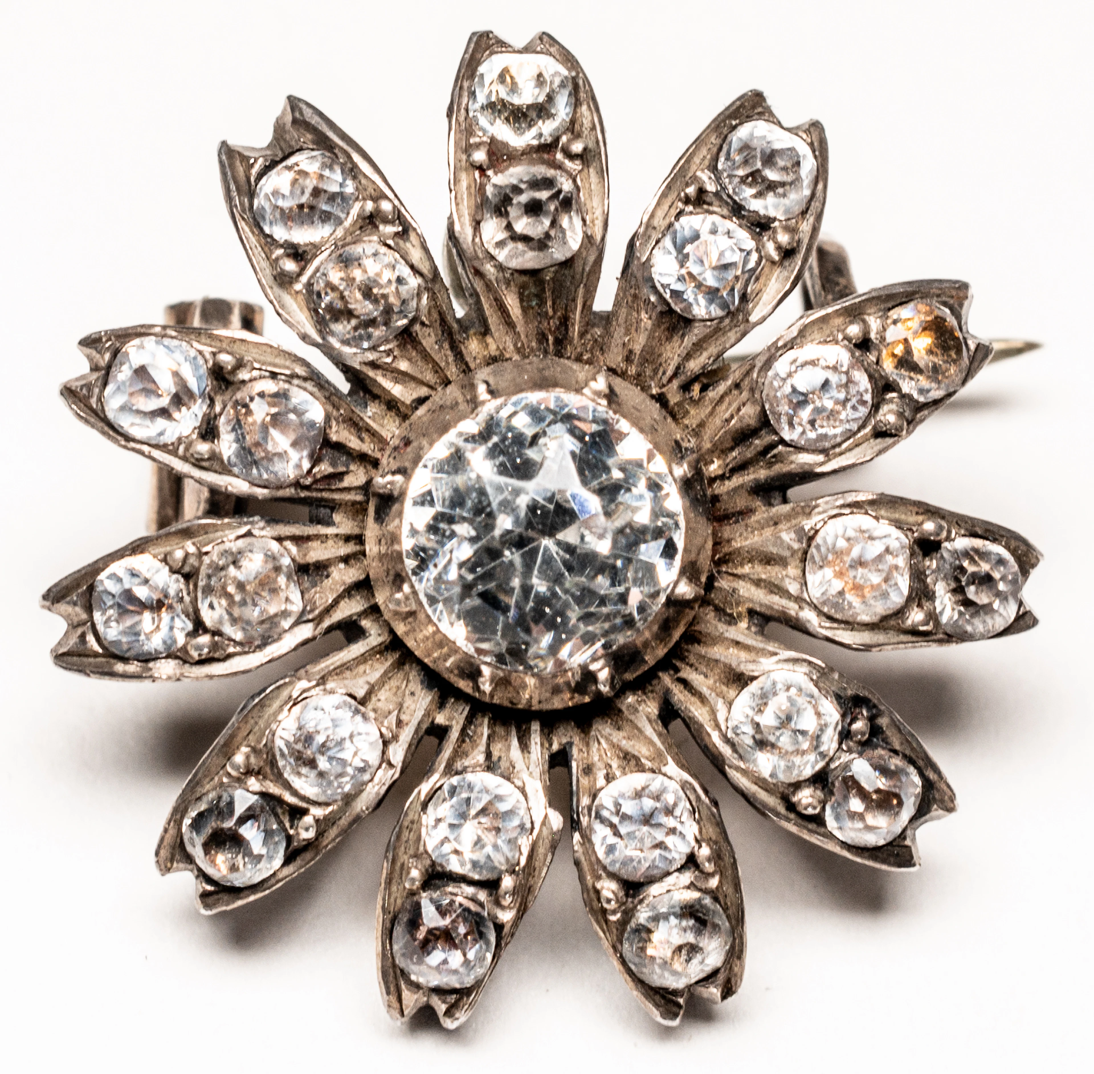 Lot 253: FLOWER-SHAPED BROOCH