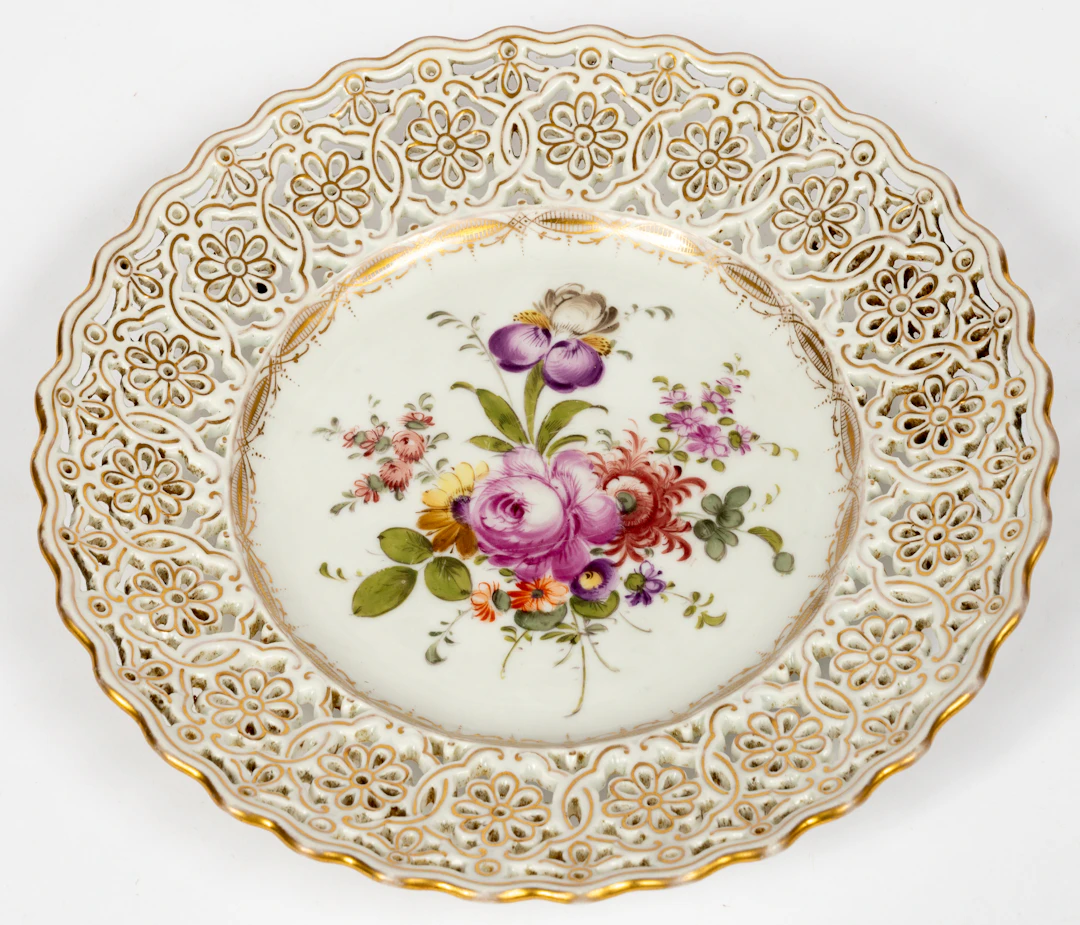 Lot 197: MEISSEN OPEN WORKED PORCELAIN PLATE WITH FLORAL BOUQUET