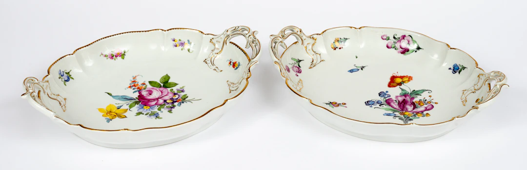 Lot 224: 2 NYMPHENBURG HANDLES DISHES IN THE 'CUMBERLAND' PATTERN