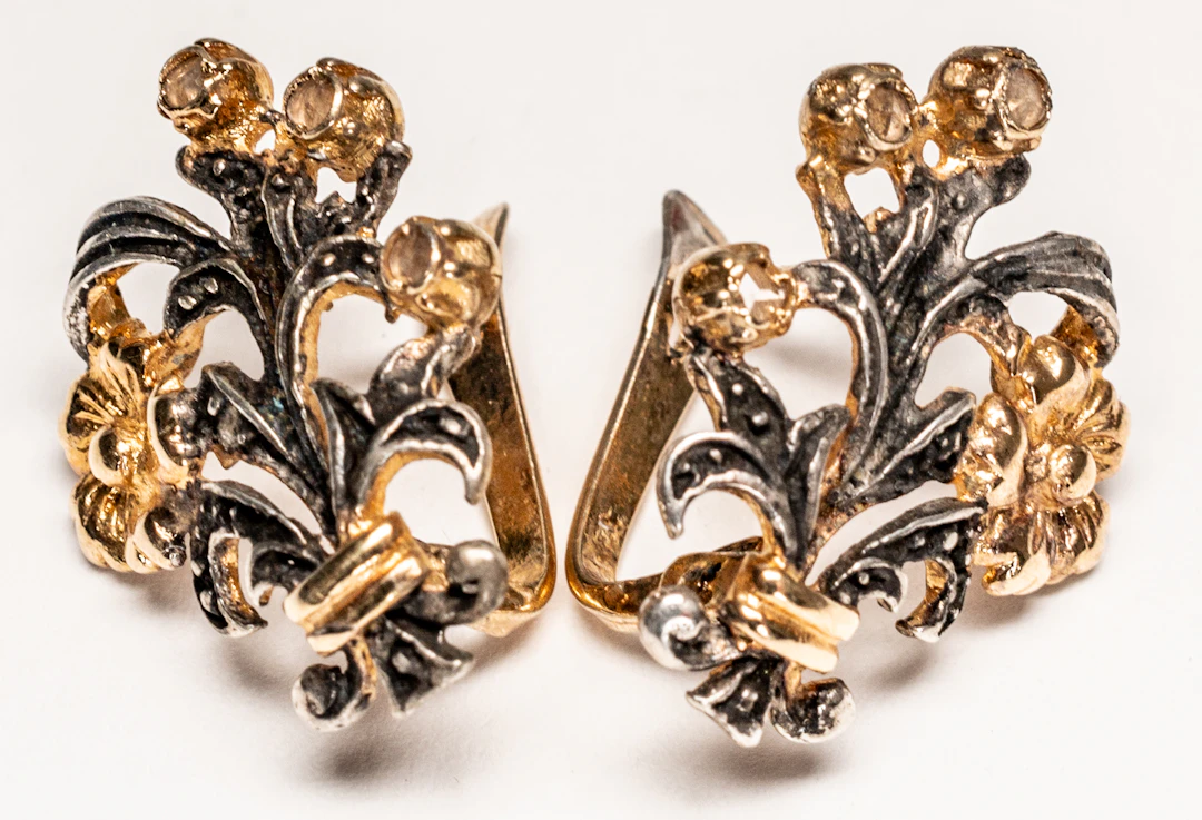 Lot 248: A PAIR OF GILDED SILVER STUD EARRINGS