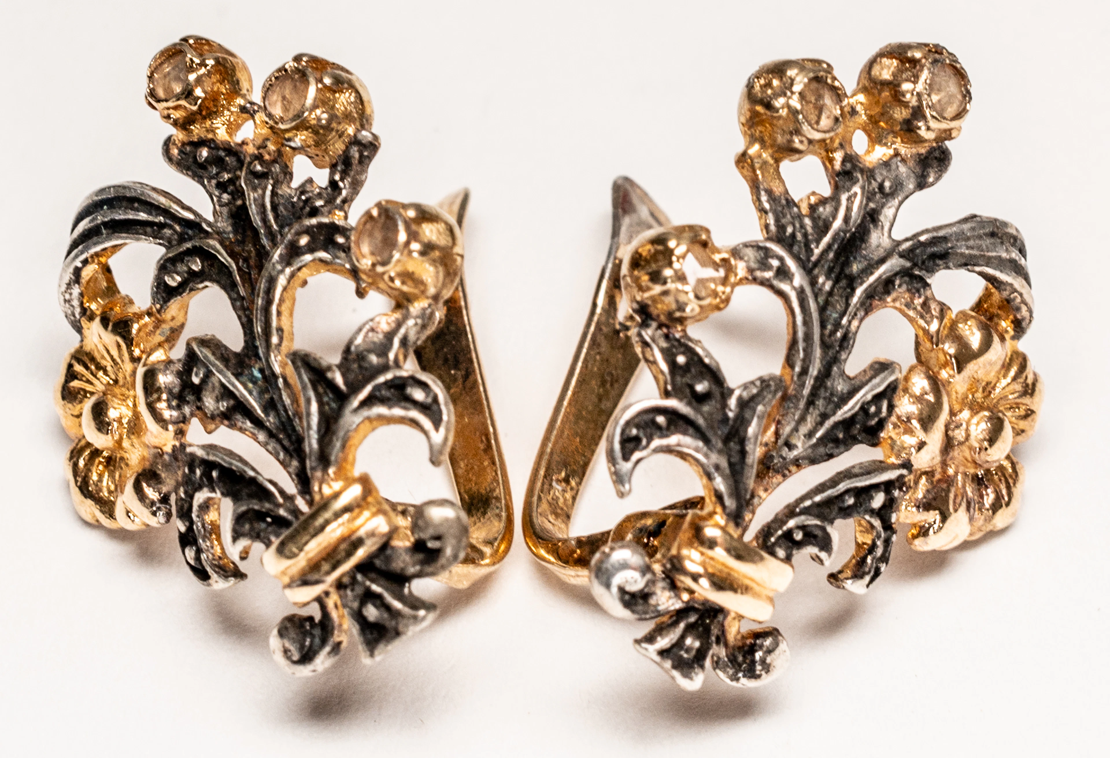 Lot 248: A PAIR OF GILDED SILVER STUD EARRINGS