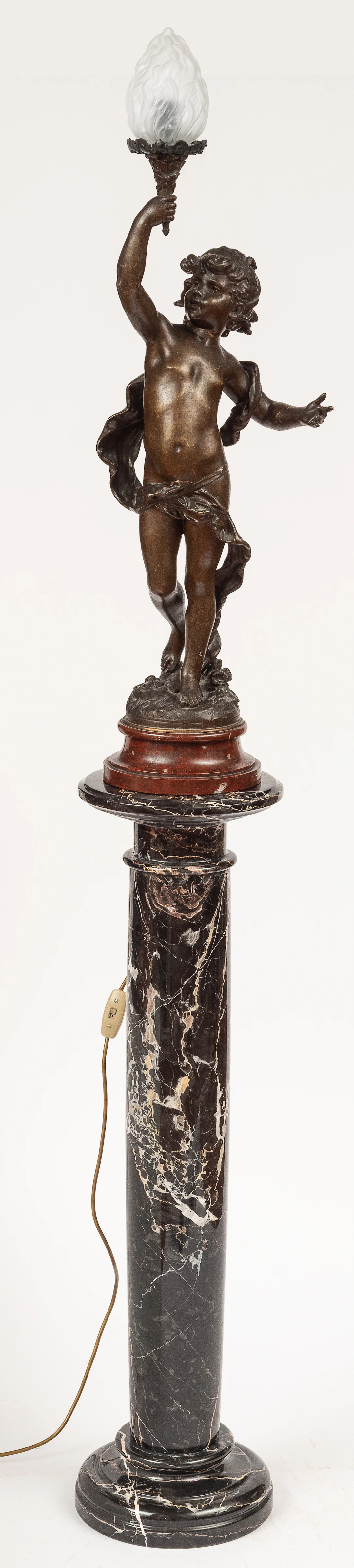 Lot 354: PUTTO TABLE LAMP ON MARBLE COLUMN