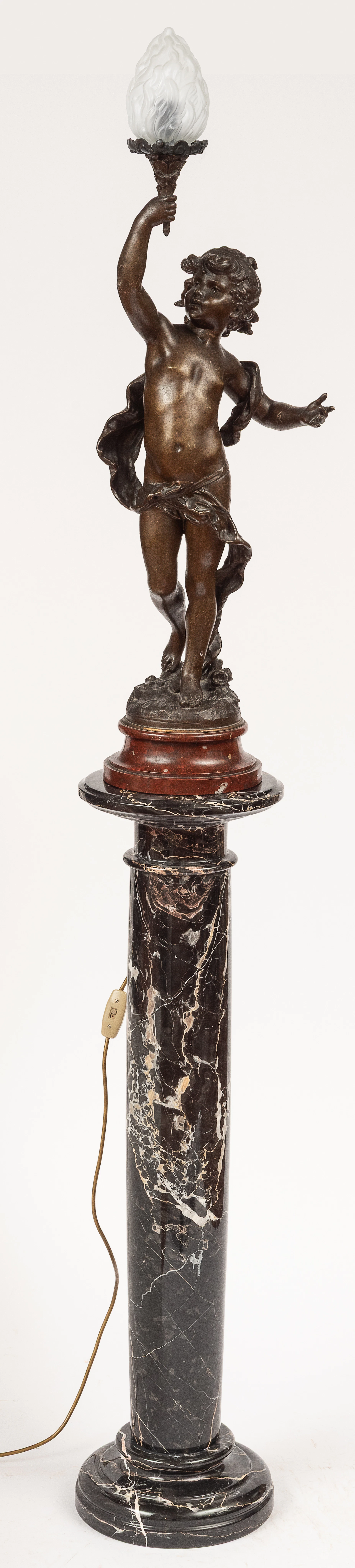 Lot 354: PUTTO TABLE LAMP ON MARBLE COLUMN