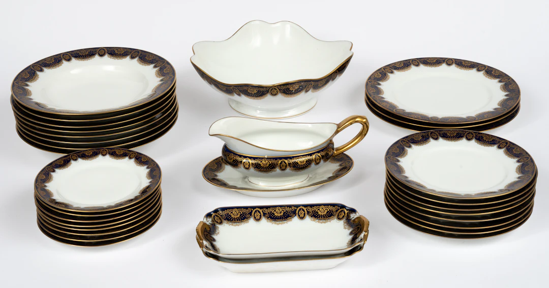 Lot 219: HUTSCHENREUTHER DINNER SERVICE FOR COMTE HARRACH IN ST. PETERSBURG