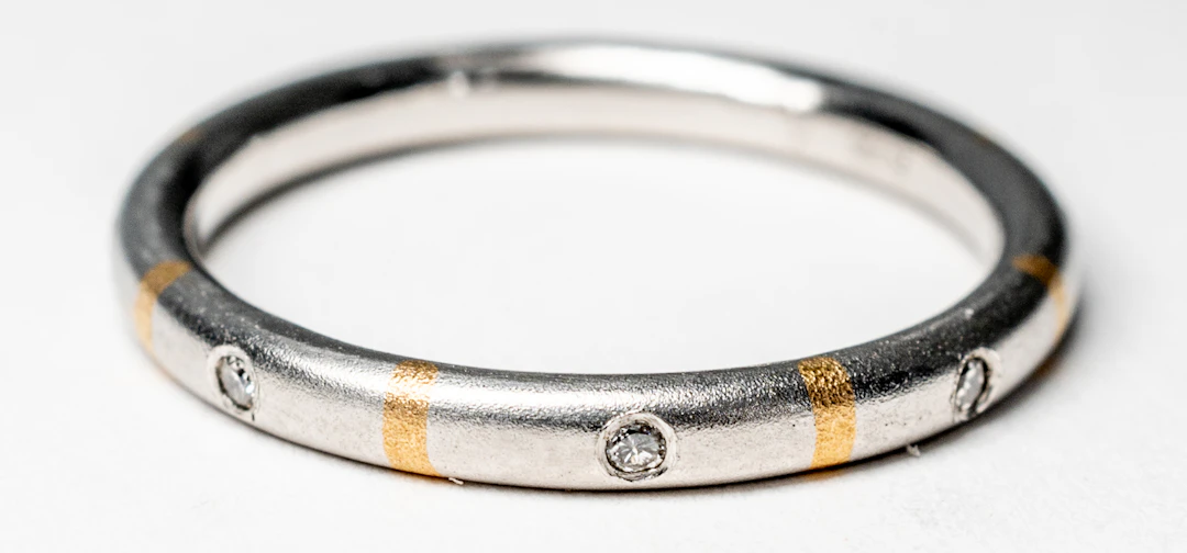 Lot 255: PLATINUM RING WITH SMALL DIAMONDS